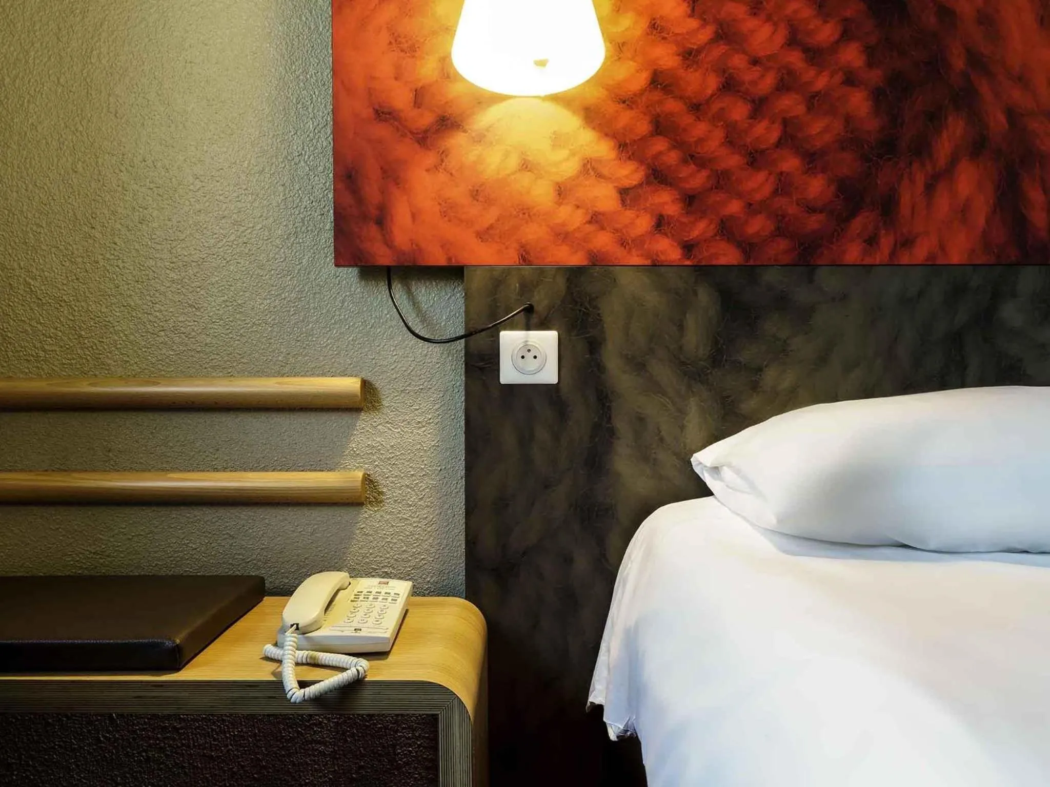 Bedroom, Bed in ibis Honfleur