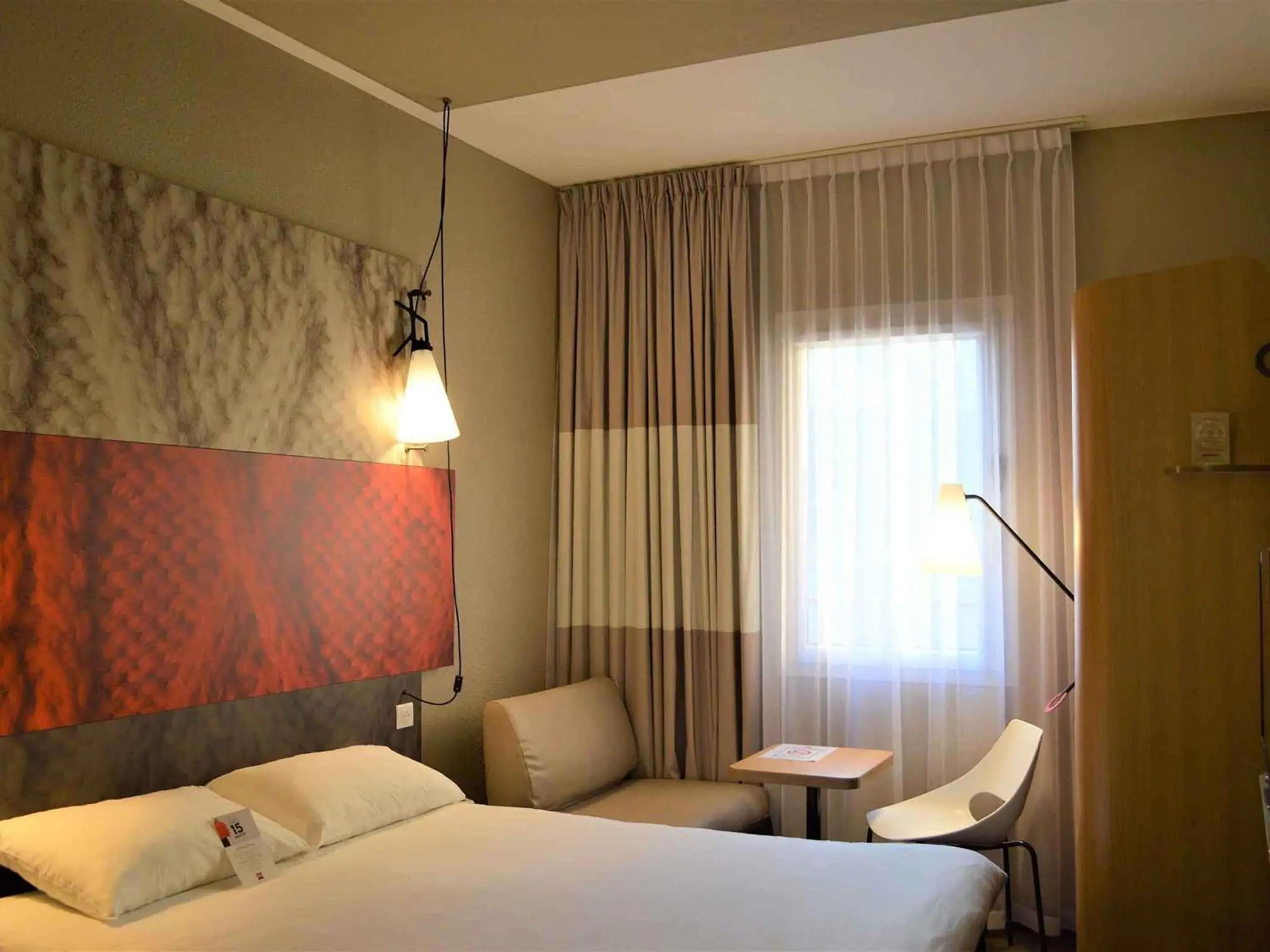 Bedroom, Bed in ibis Honfleur Bedroom, Bed in ibis Honfleur