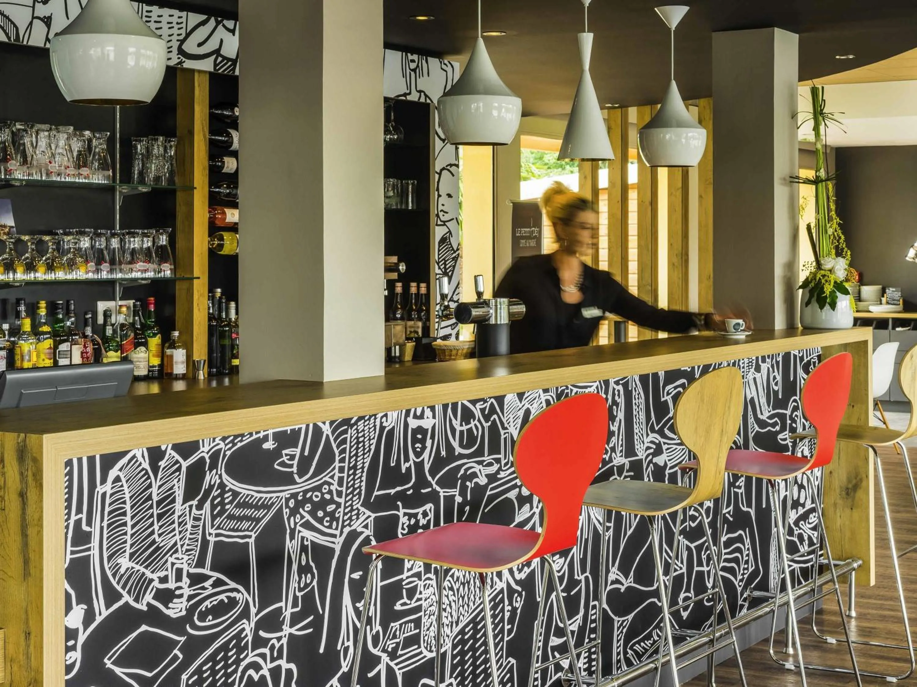Lounge or bar in ibis Tarbes Odos