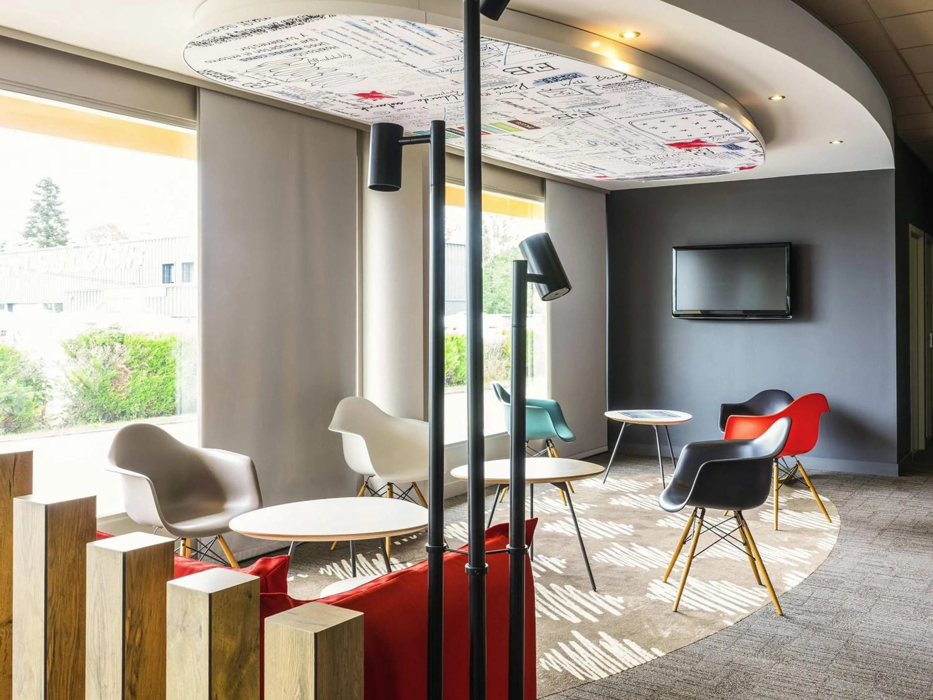 Lounge or bar in ibis Tarbes Odos