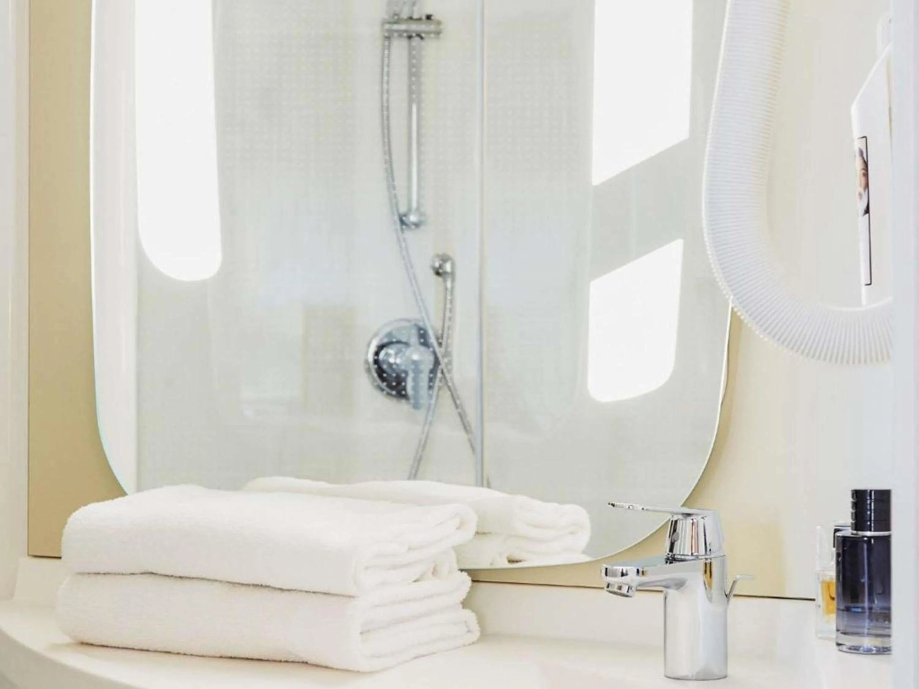 Bedroom in ibis Bordeaux Centre Bastide