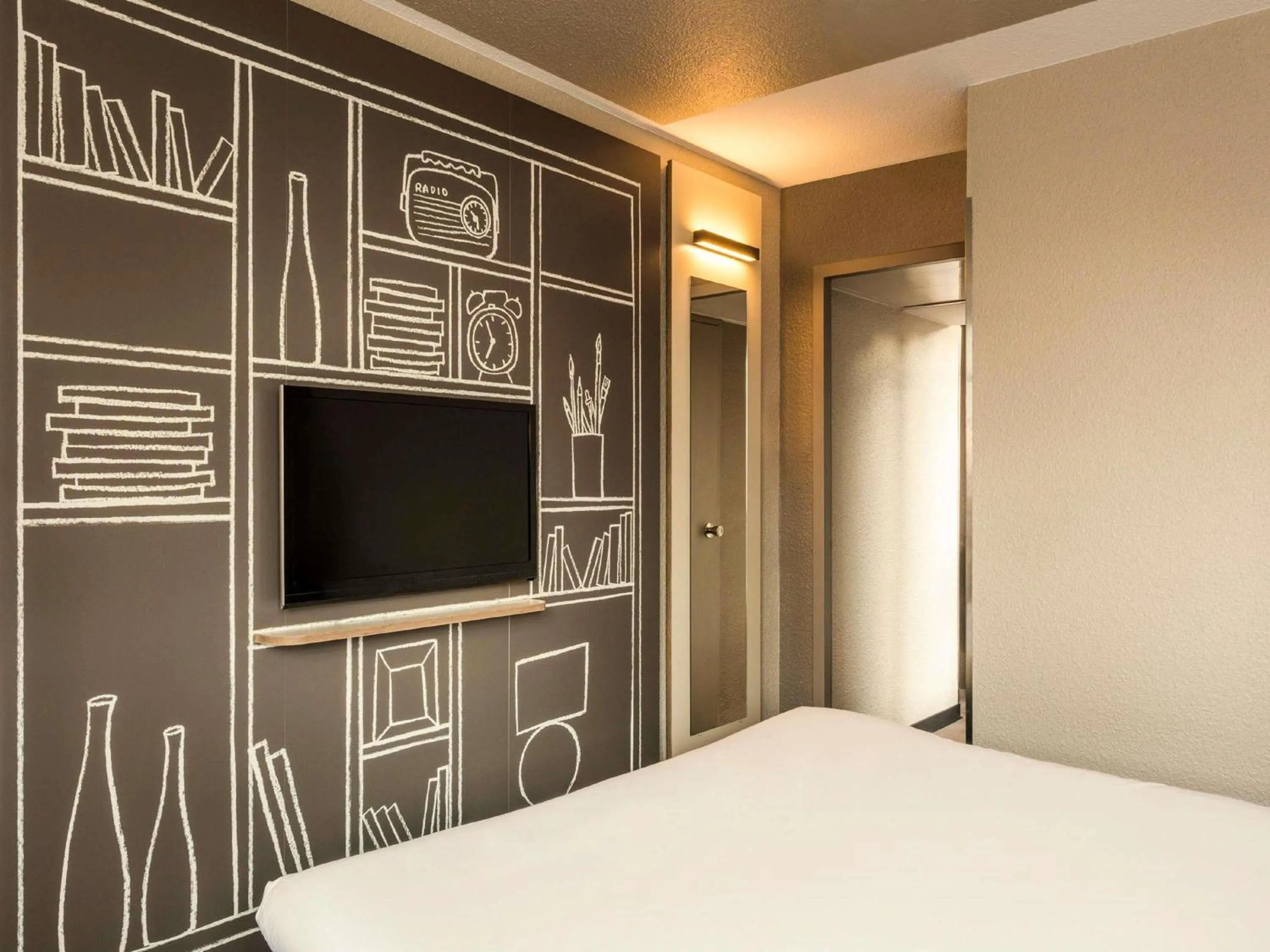 Bedroom, Bed in ibis Bordeaux Centre Bastide