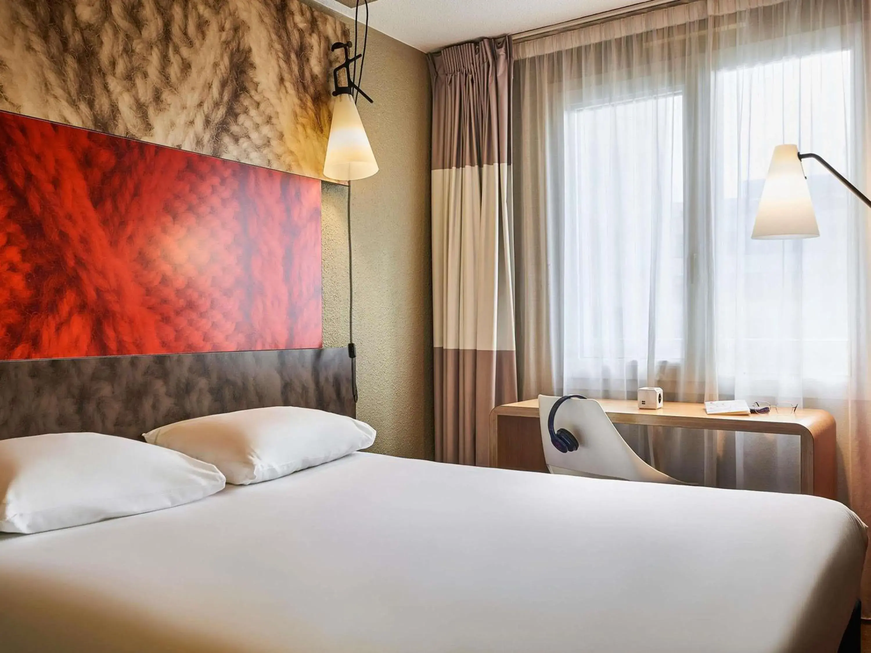 Bedroom, Bed in ibis Bordeaux Centre Bastide Bedroom, Bed in ibis Bordeaux Centre Bastide