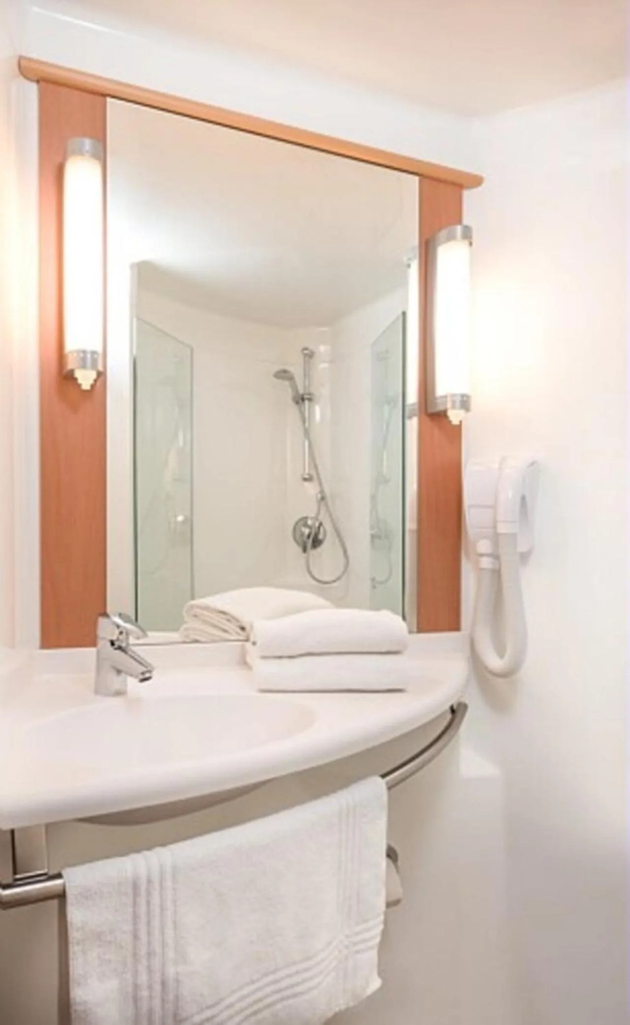 Bathroom in Ibis Vitré Centre