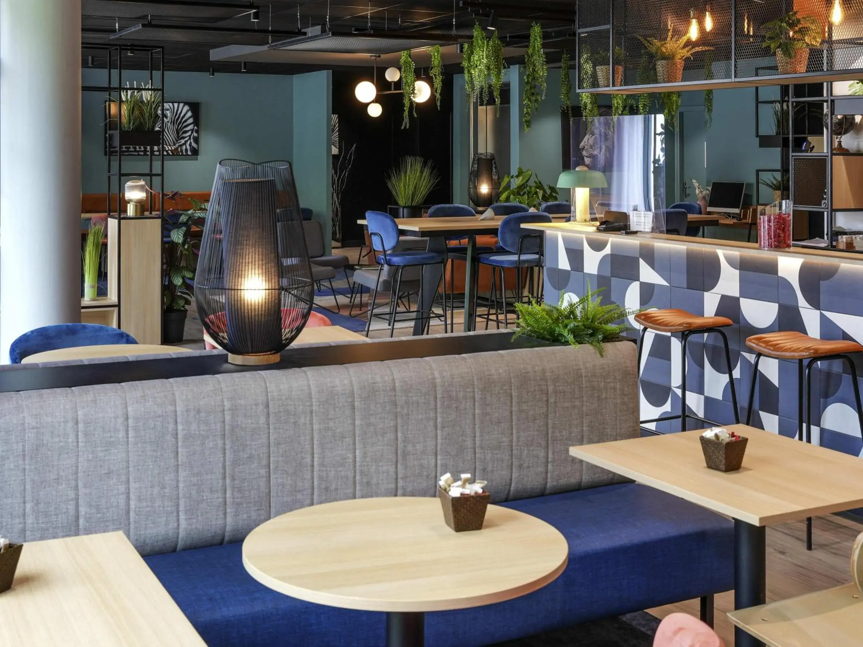 Lounge or bar in Ibis Vitré Centre Lounge or bar in Ibis Vitré Centre