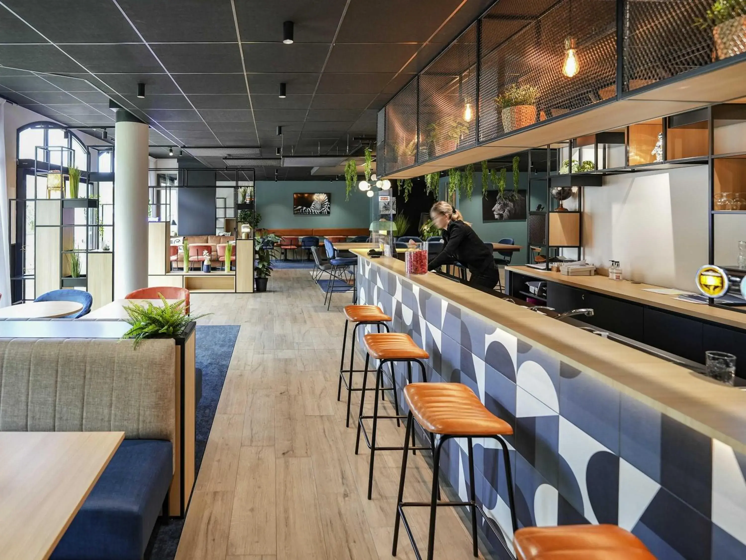 Lounge or bar in Ibis Vitré Centre Lounge or bar in Ibis Vitré Centre