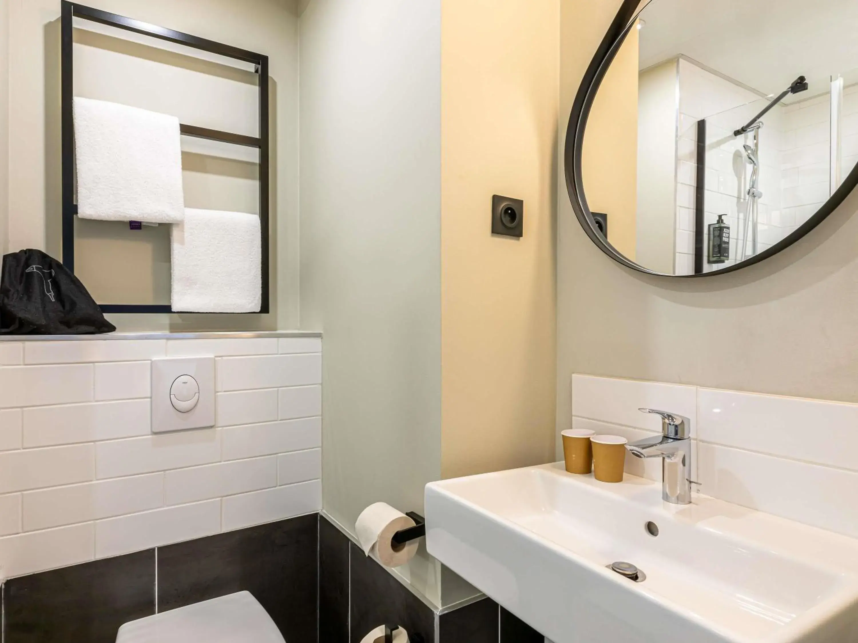 Bedroom in ibis Paris Boulogne Billancourt Bedroom in ibis Paris Boulogne Billancourt