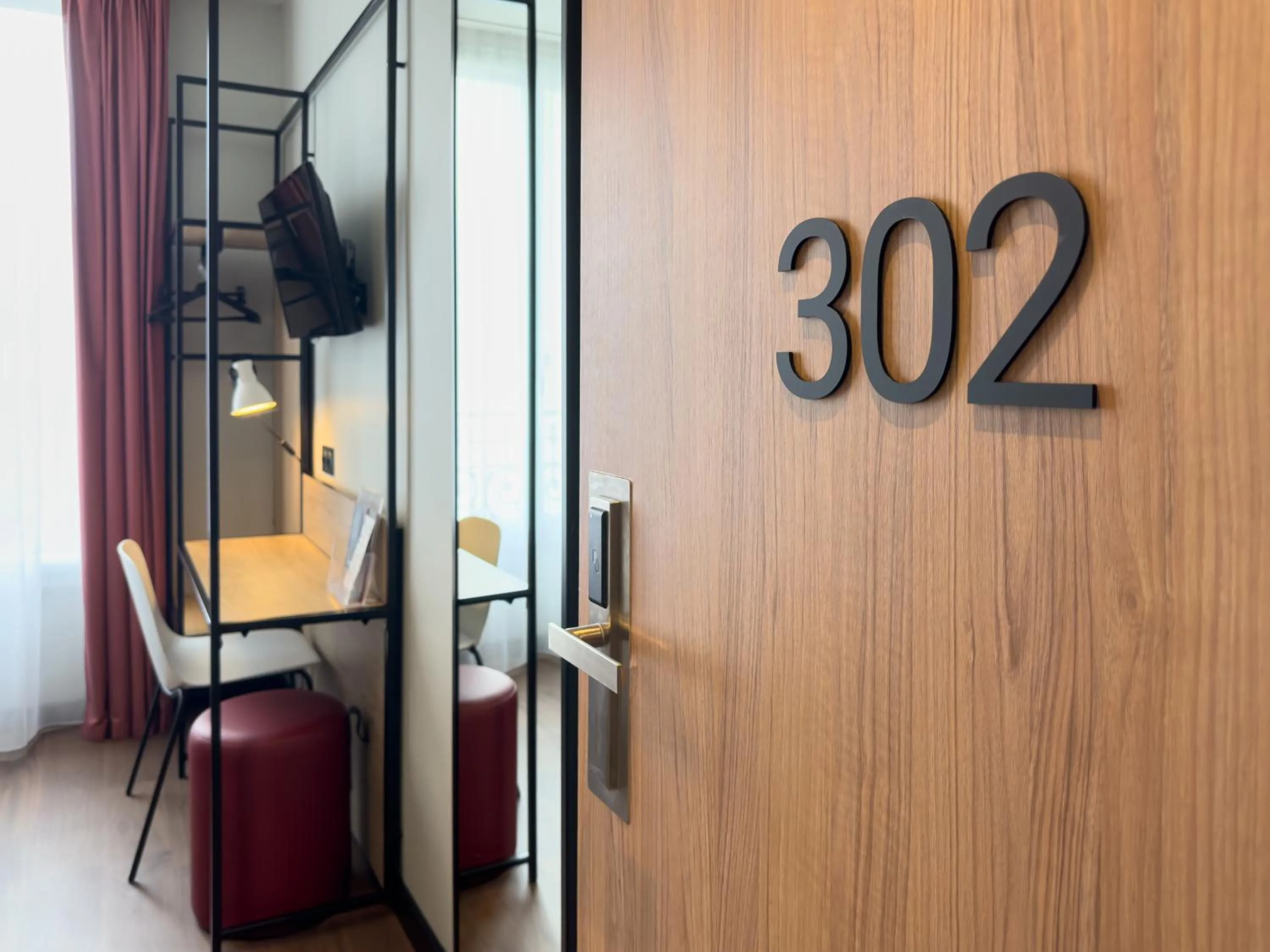 Bedroom in ibis Paris Boulogne Billancourt