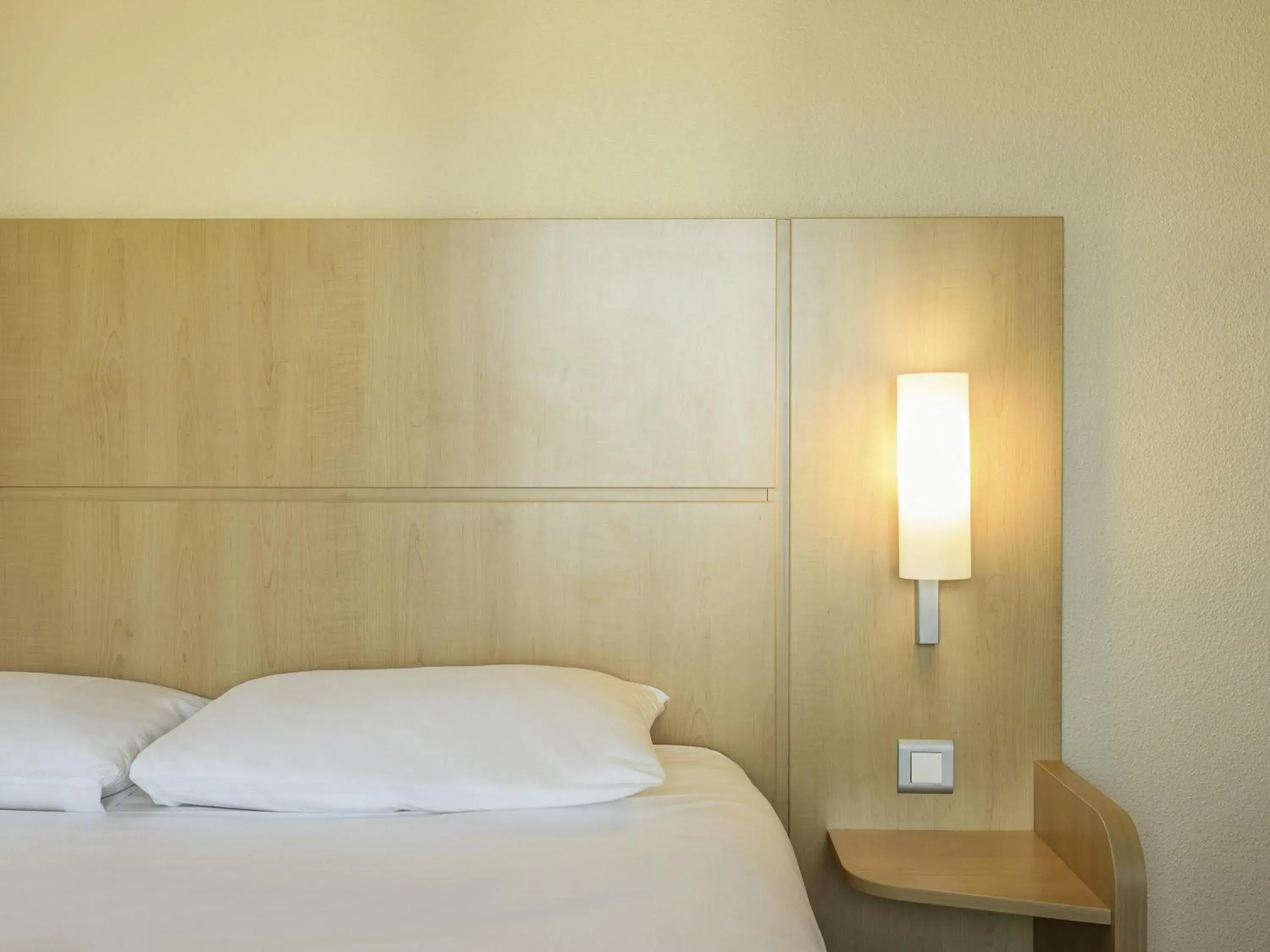 Bedroom, Bed in ibis Ciboure Saint-Jean-de-Luz Bedroom, Bed in ibis Ciboure Saint-Jean-de-Luz