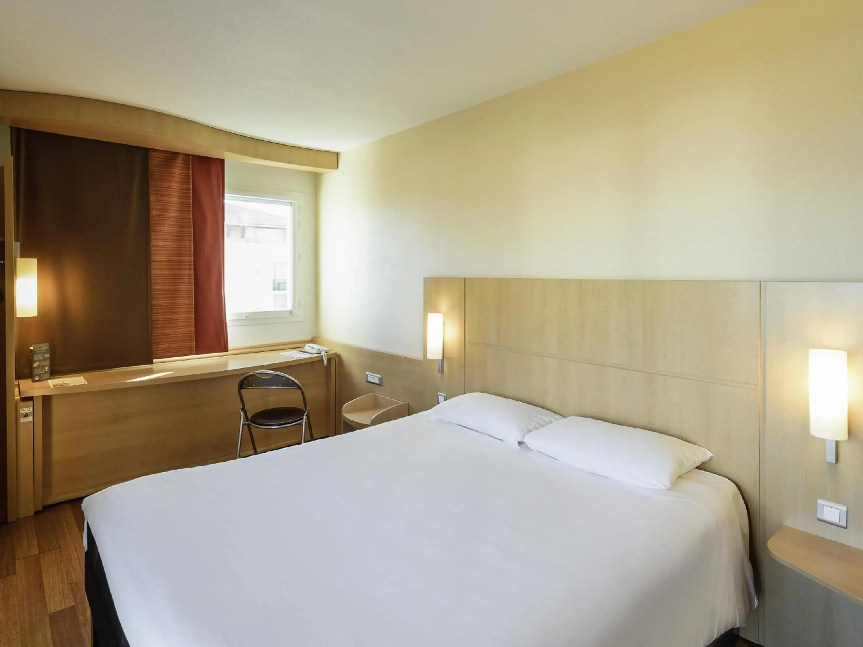 Bedroom, Bed in ibis Ciboure Saint-Jean-de-Luz Bedroom, Bed in ibis Ciboure Saint-Jean-de-Luz