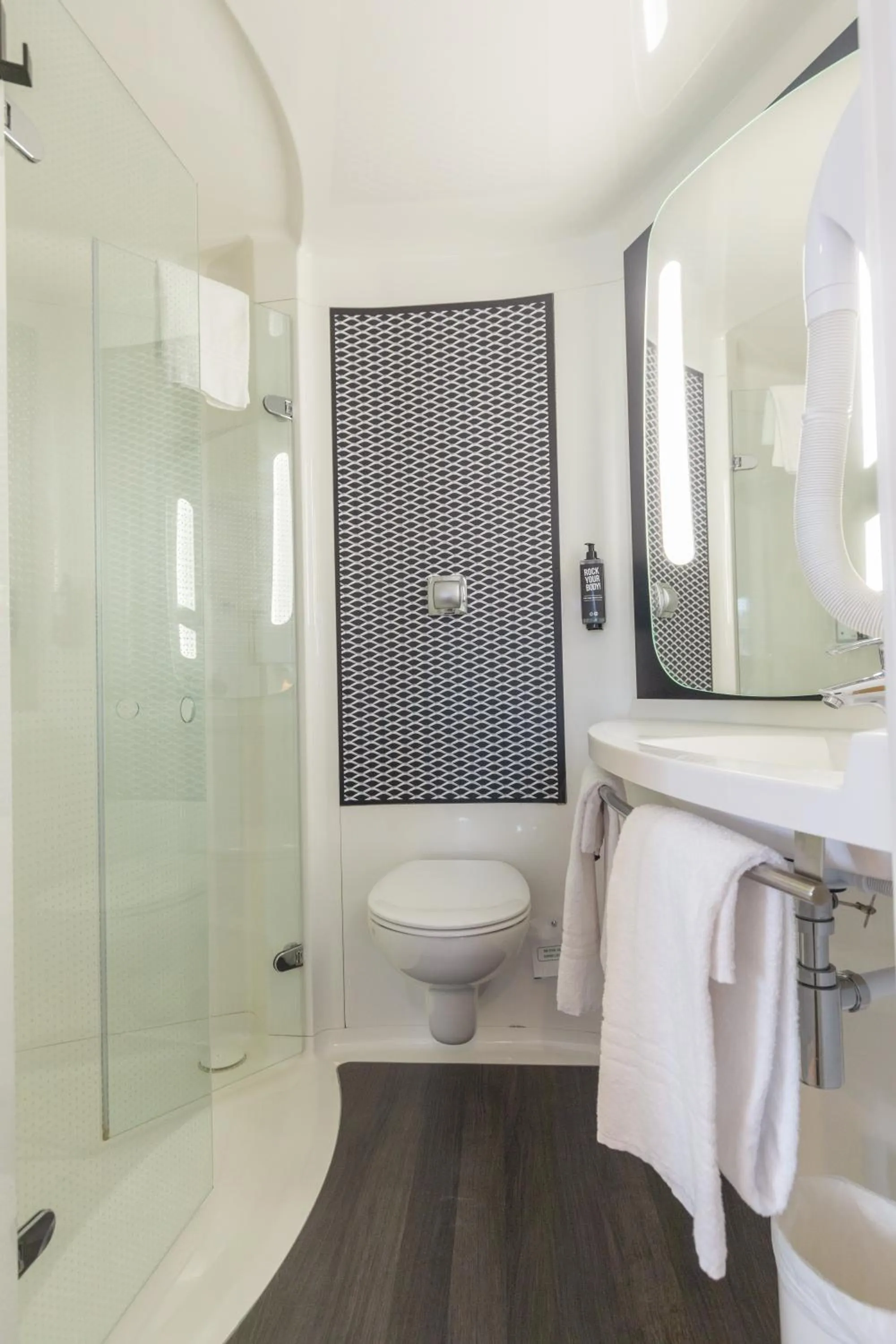 Bathroom in ibis Ciboure Saint-Jean-de-Luz