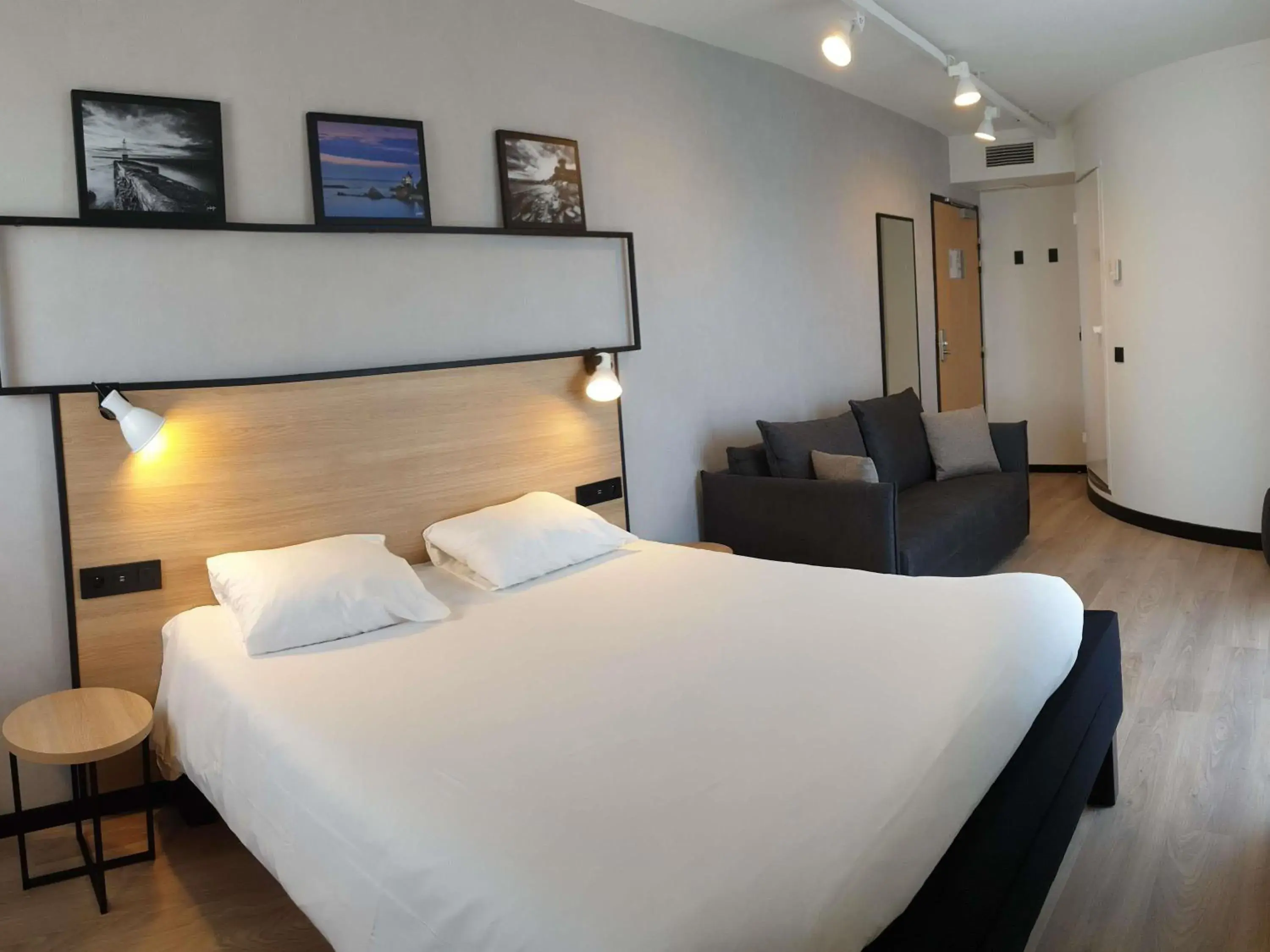 Bedroom, Bed in ibis Ciboure Saint-Jean-de-Luz Bedroom, Bed in ibis Ciboure Saint-Jean-de-Luz