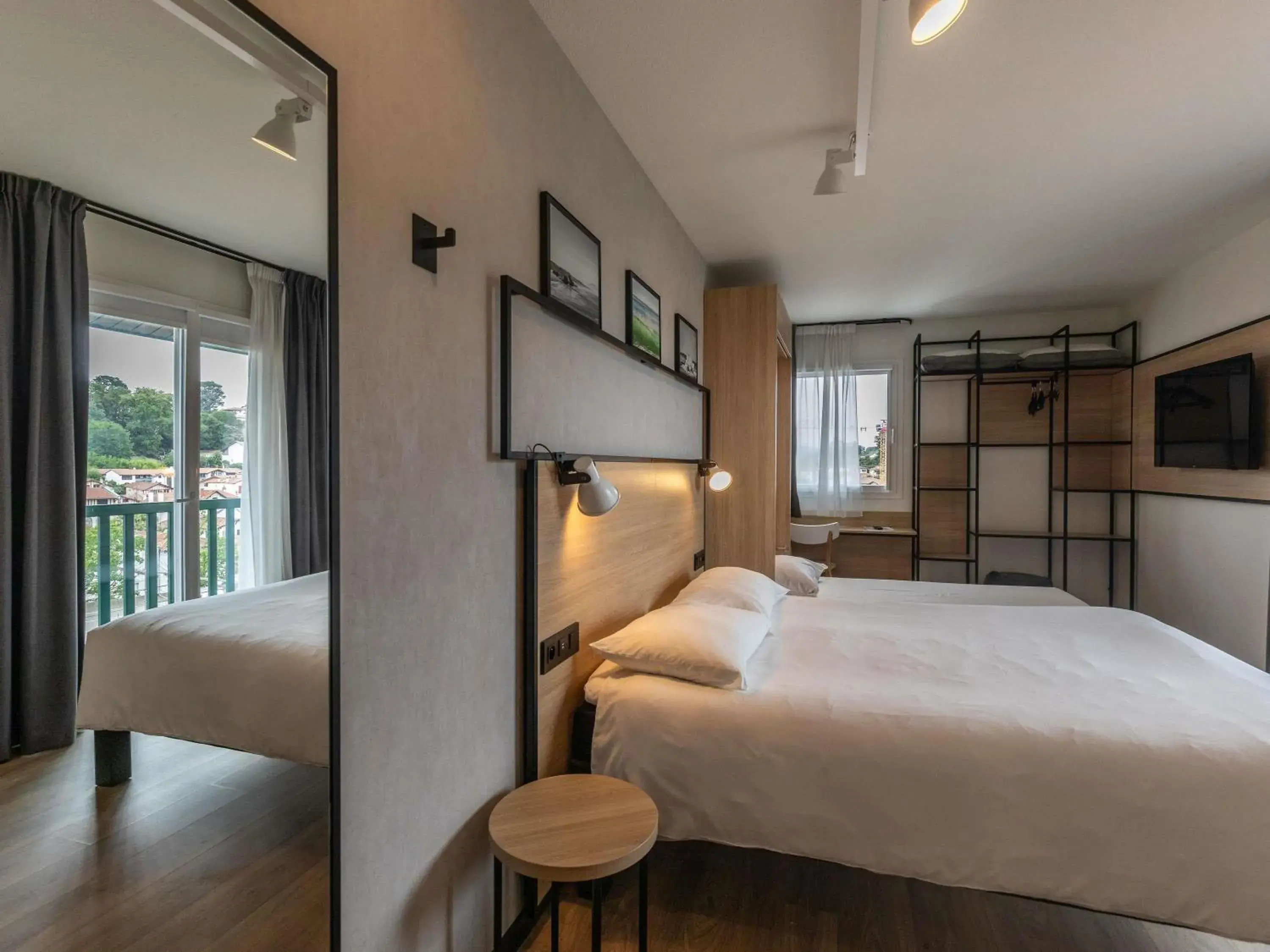 Property building, Bed in ibis Ciboure Saint-Jean-de-Luz Property building, Bed in ibis Ciboure Saint-Jean-de-Luz