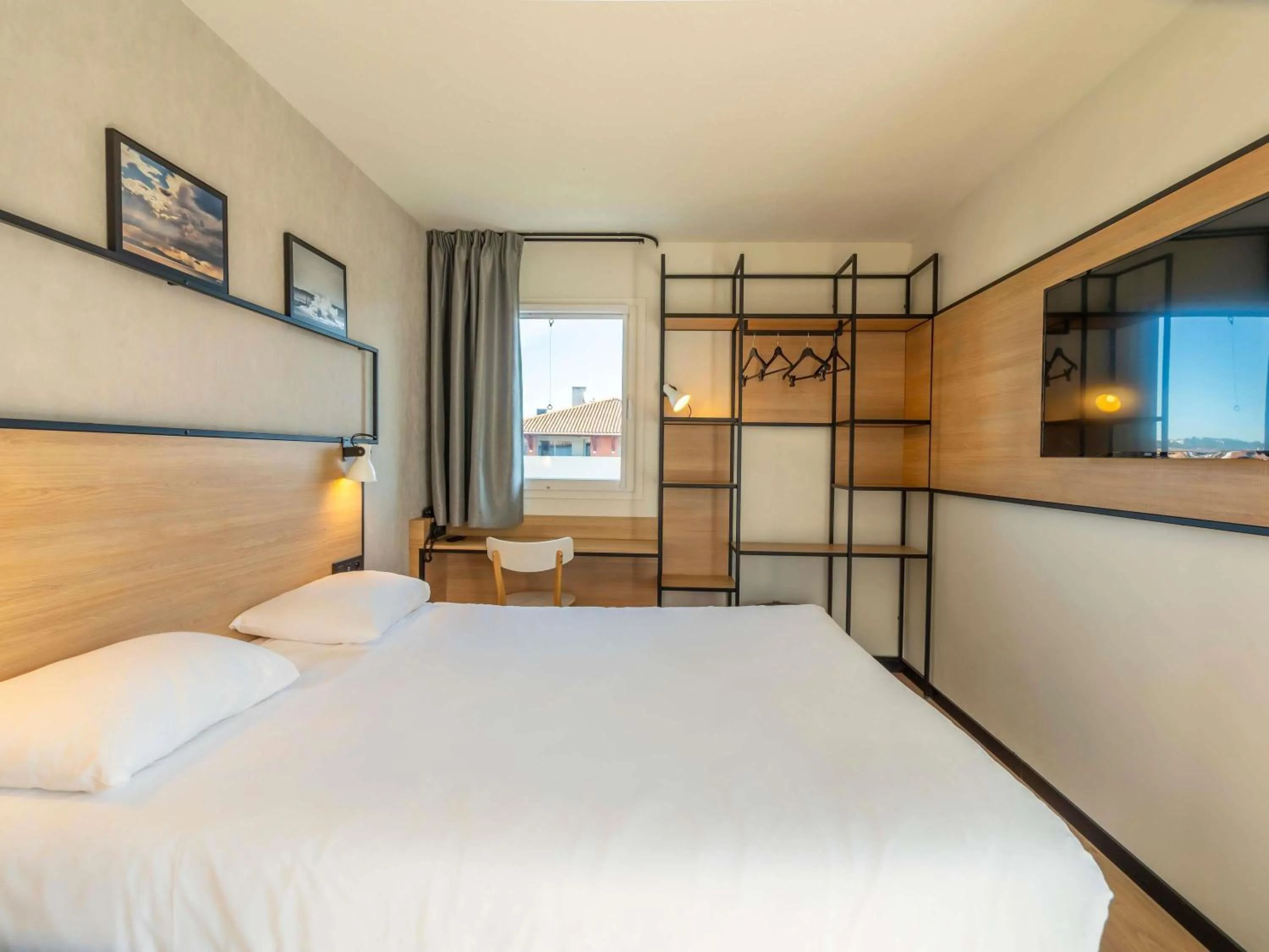 Bedroom, Bed in ibis Ciboure Saint-Jean-de-Luz