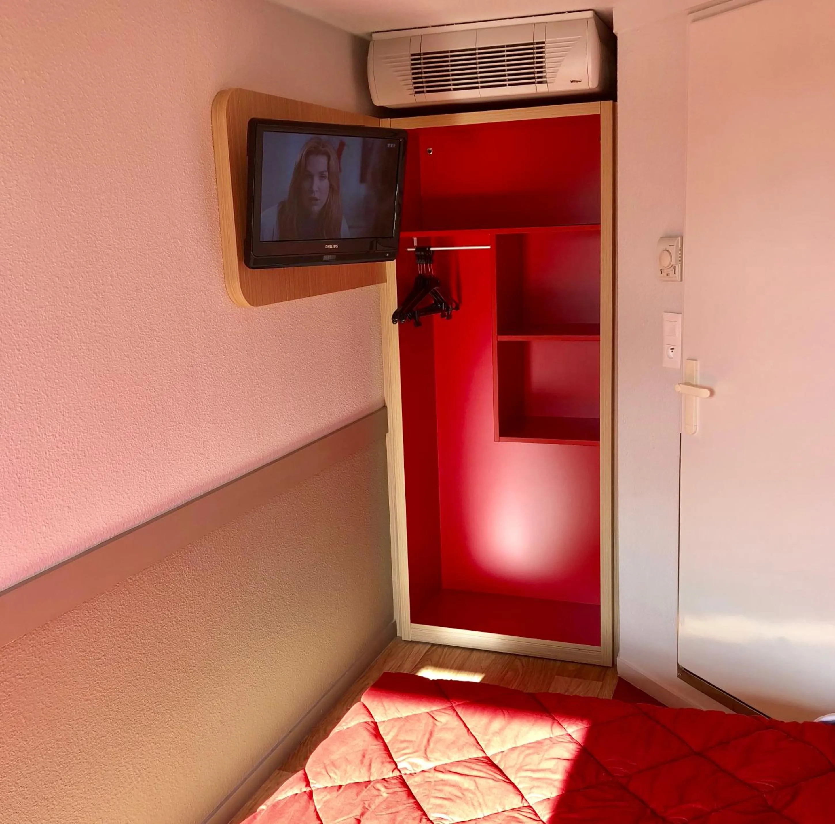 wardrobe, Bed in Premiere Classe Perpignan Sud