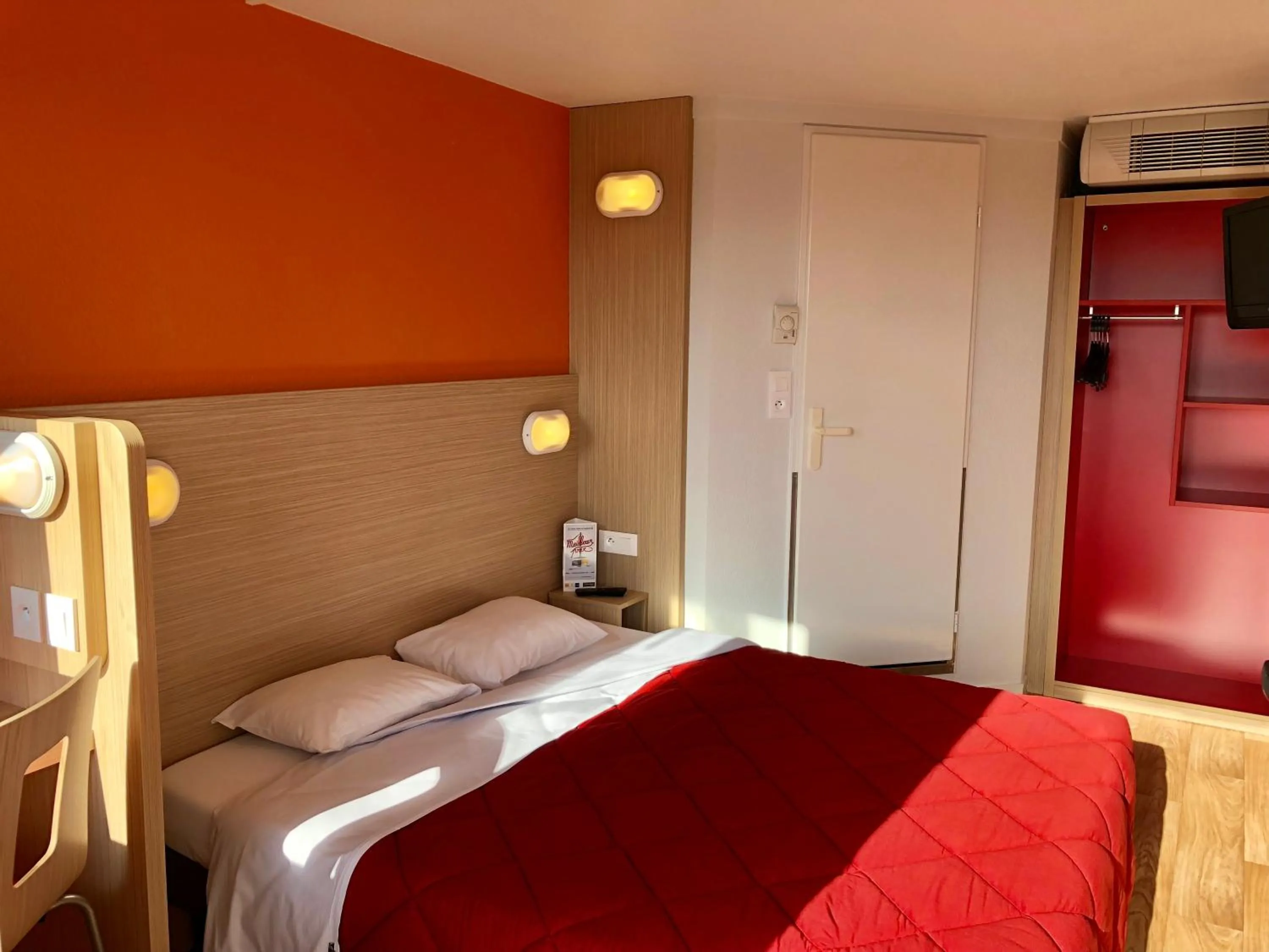 Photo of the whole room, Bed in Premiere Classe Perpignan Sud