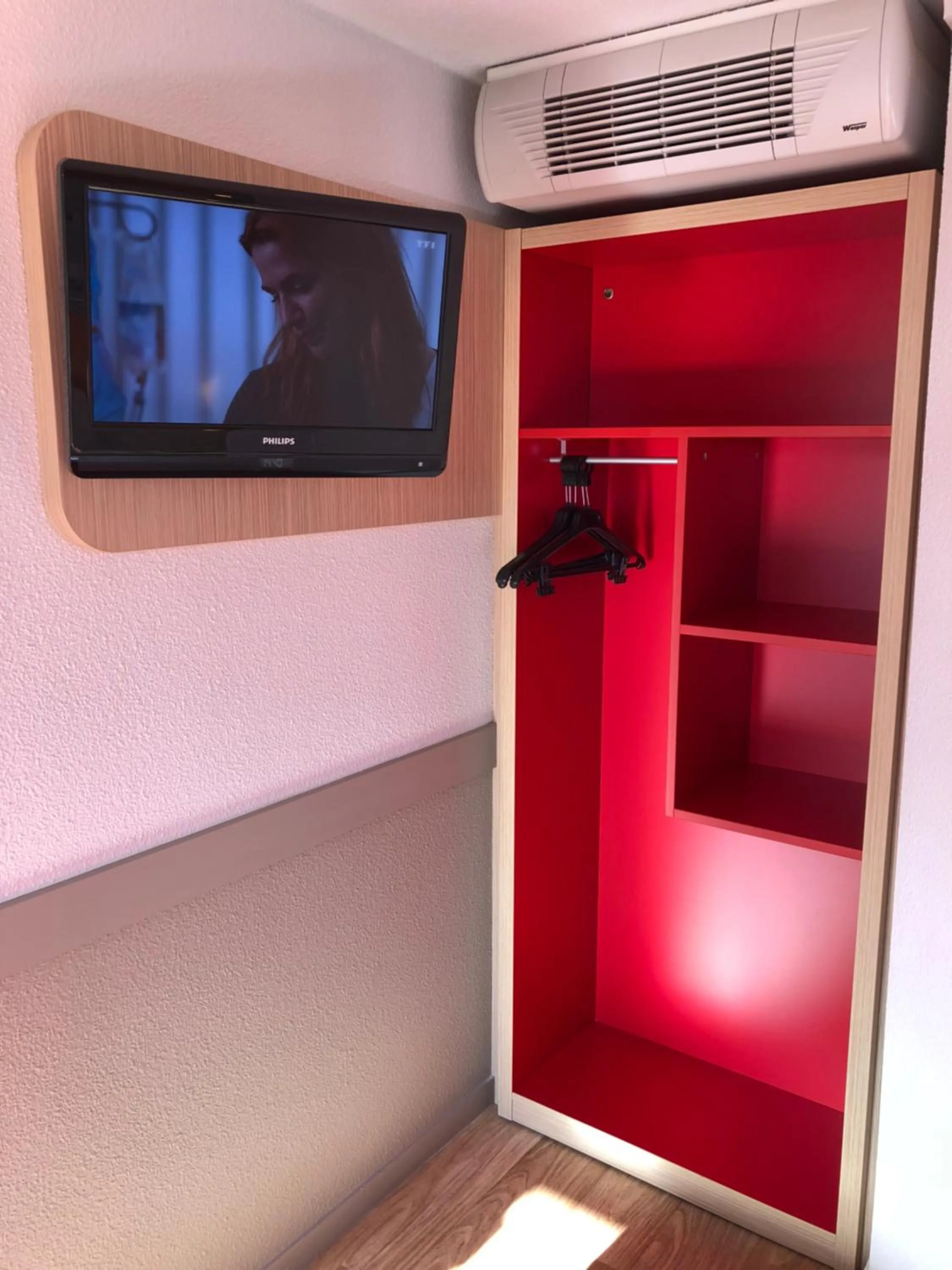 wardrobe in Premiere Classe Perpignan Sud