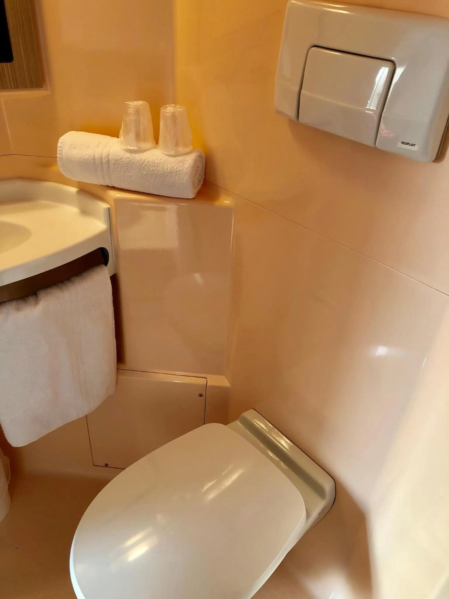 Toilet in Premiere Classe Perpignan Sud