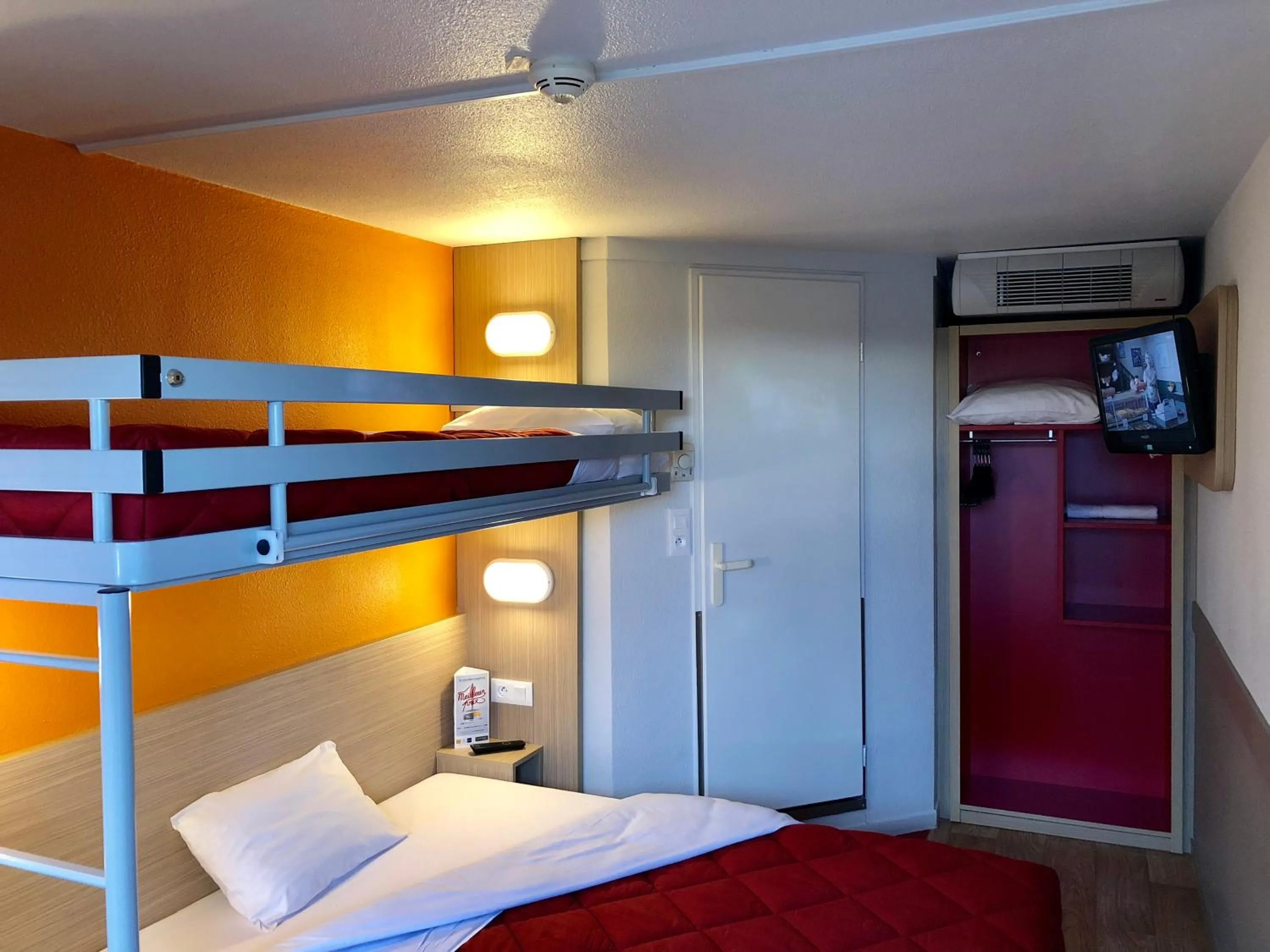 Photo of the whole room, Bed in Premiere Classe Perpignan Sud