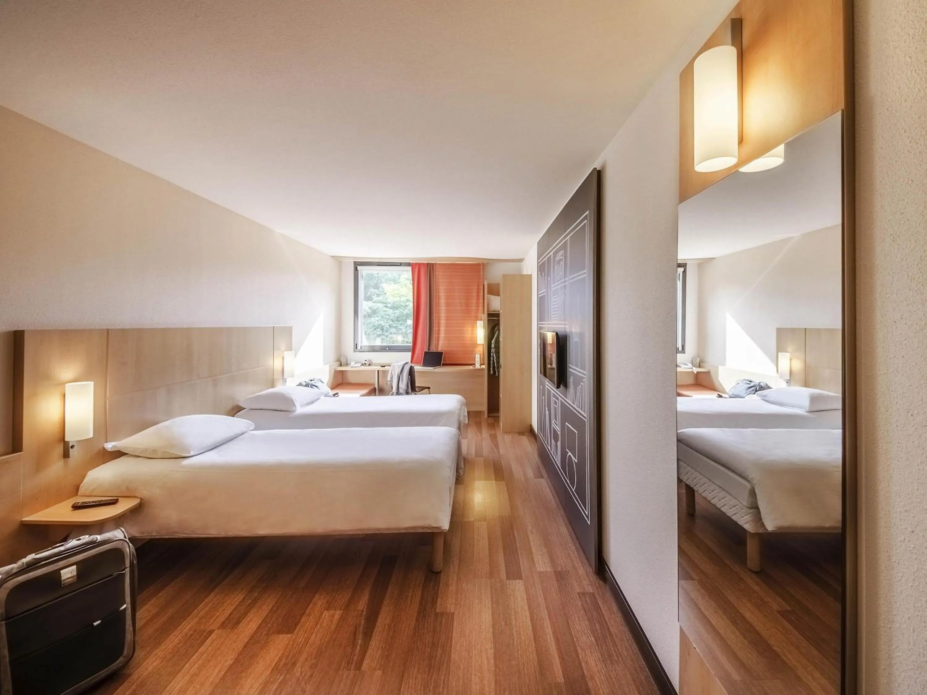 Bedroom, Bed in Ibis Sarlat Centre