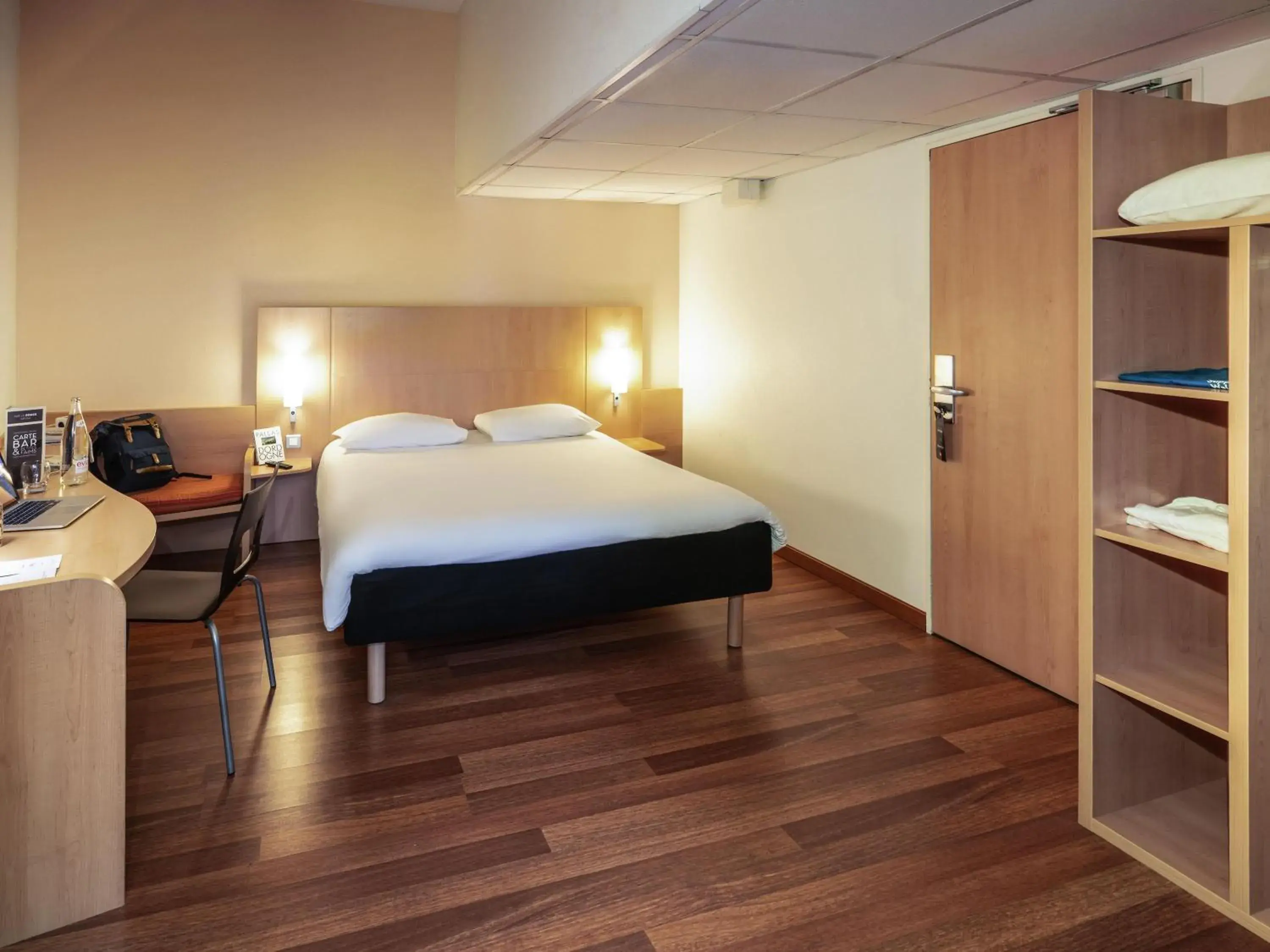 Bedroom, Bed in Ibis Sarlat Centre Bedroom, Bed in Ibis Sarlat Centre