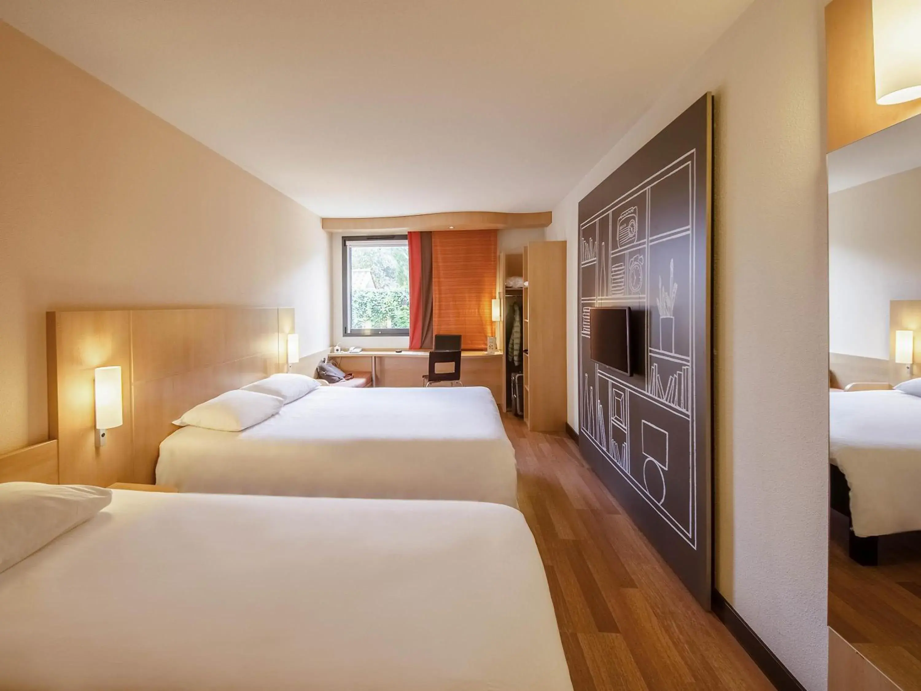 Bedroom, Bed in Ibis Sarlat Centre Bedroom, Bed in Ibis Sarlat Centre