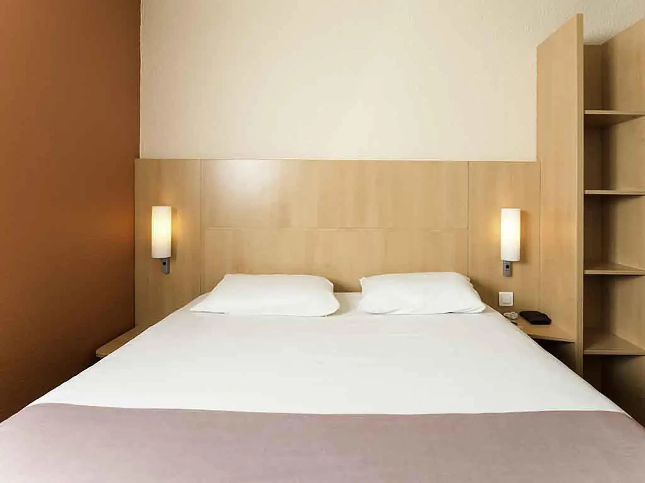 Bedroom, Bed in ibis Issy les Moulineaux "Val de Seine" Bedroom, Bed in ibis Issy les Moulineaux "Val de Seine"