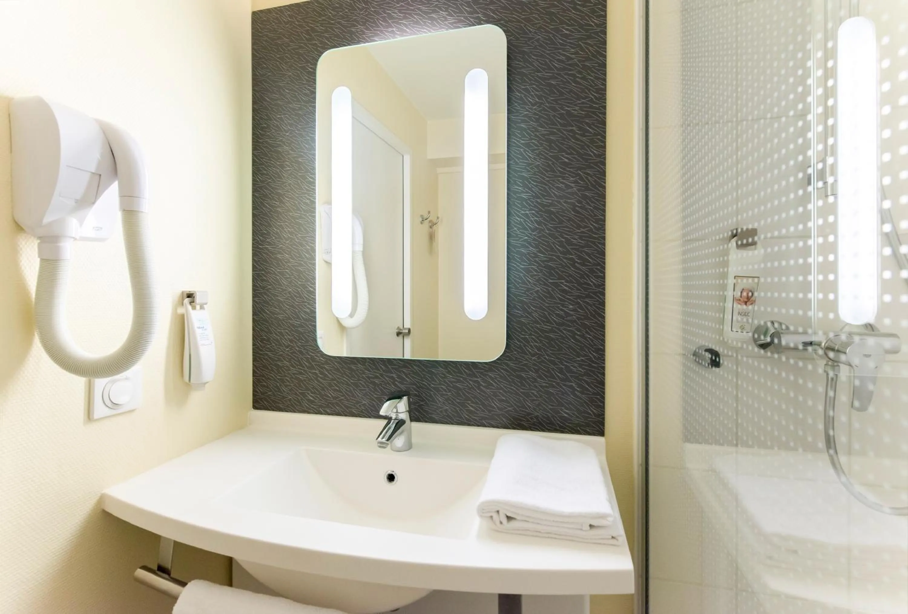 Toilet in ibis Issy les Moulineaux "Val de Seine"