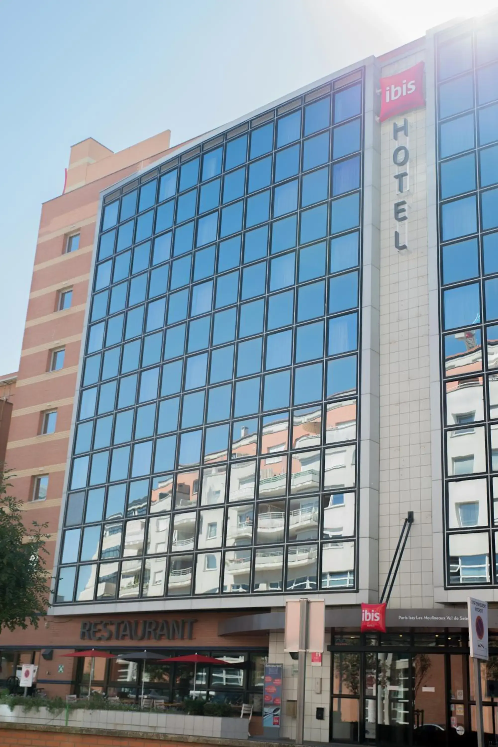 Facade/entrance in ibis Issy les Moulineaux "Val de Seine" Facade/entrance in ibis Issy les Moulineaux "Val de Seine"