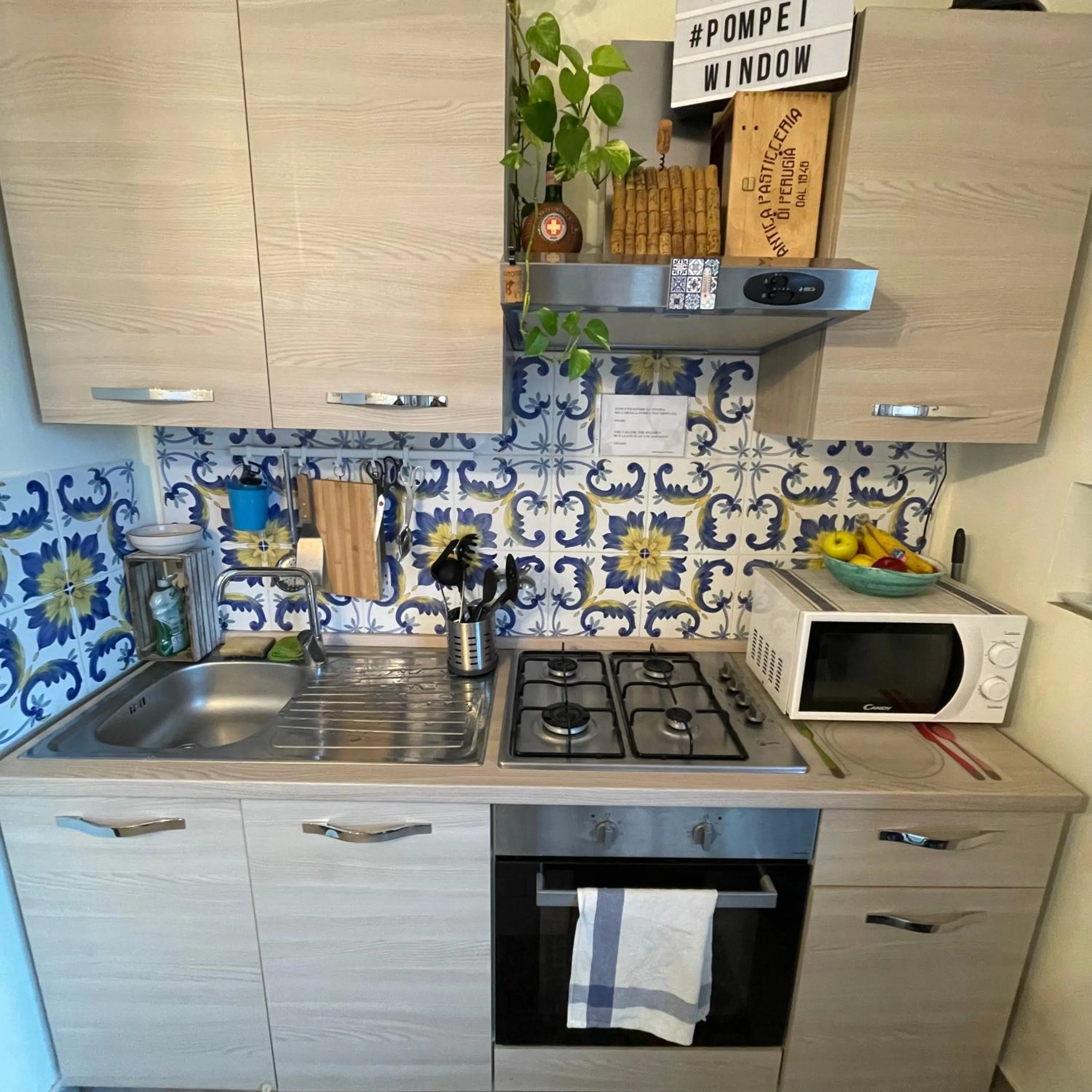 Kitchen or kitchenette in B&b Pompei Window