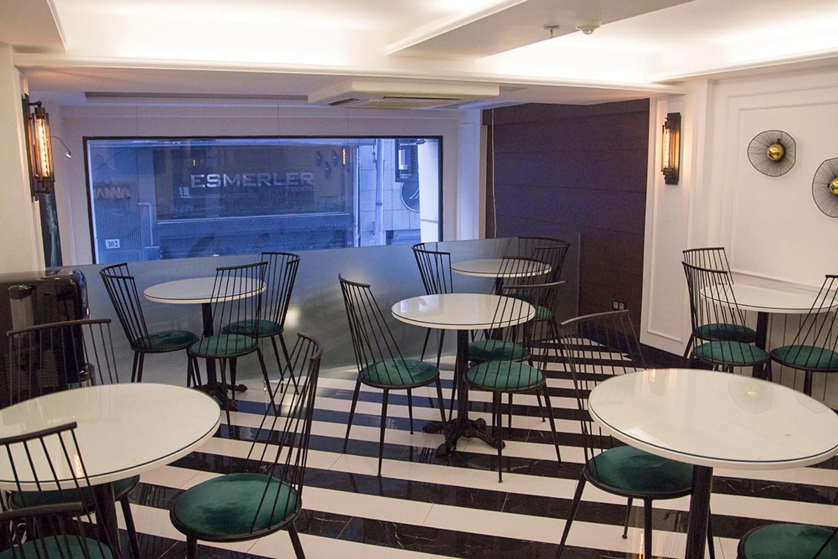 Restaurant/places to eat in The 22 Hotel