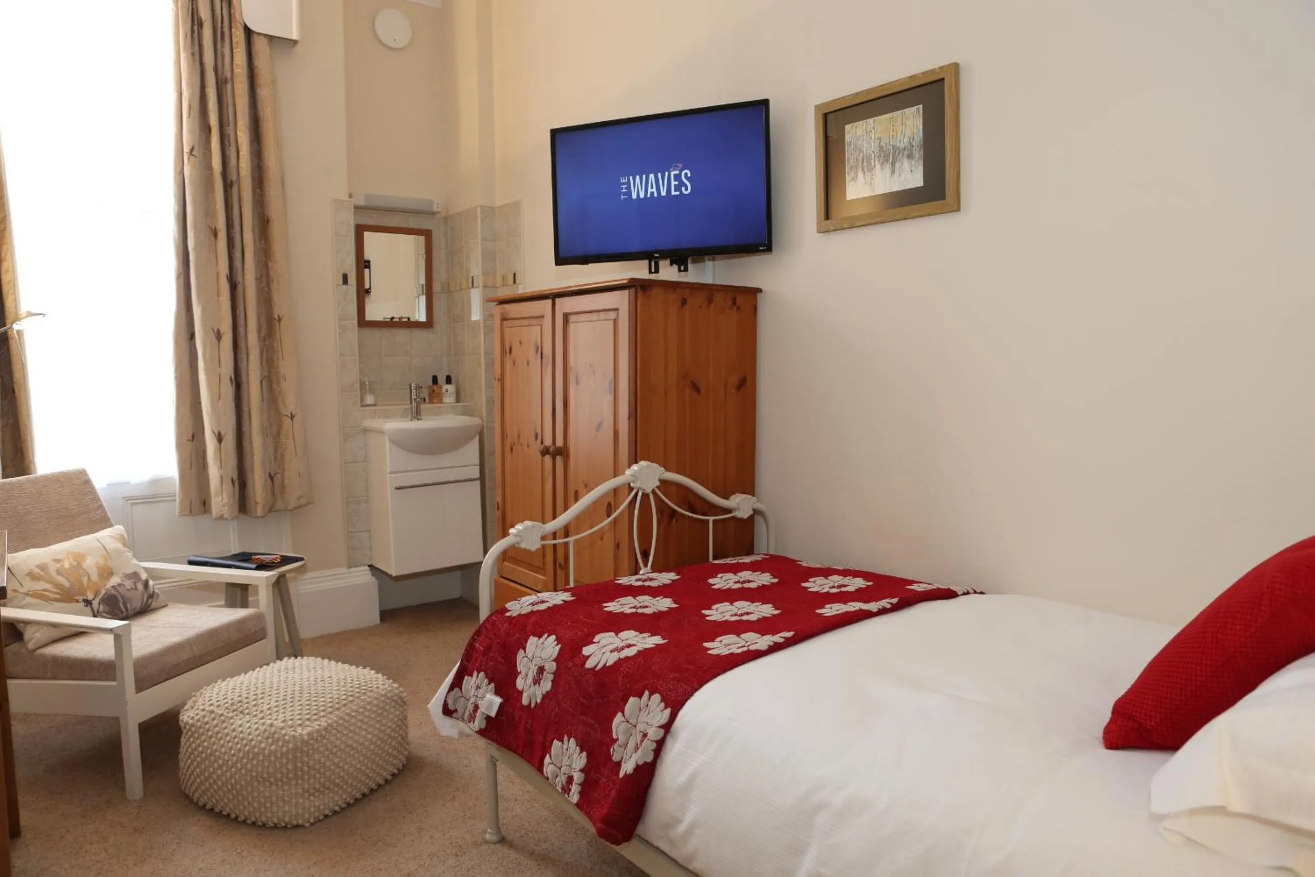 Single Room with Private Bathroom in The Waves