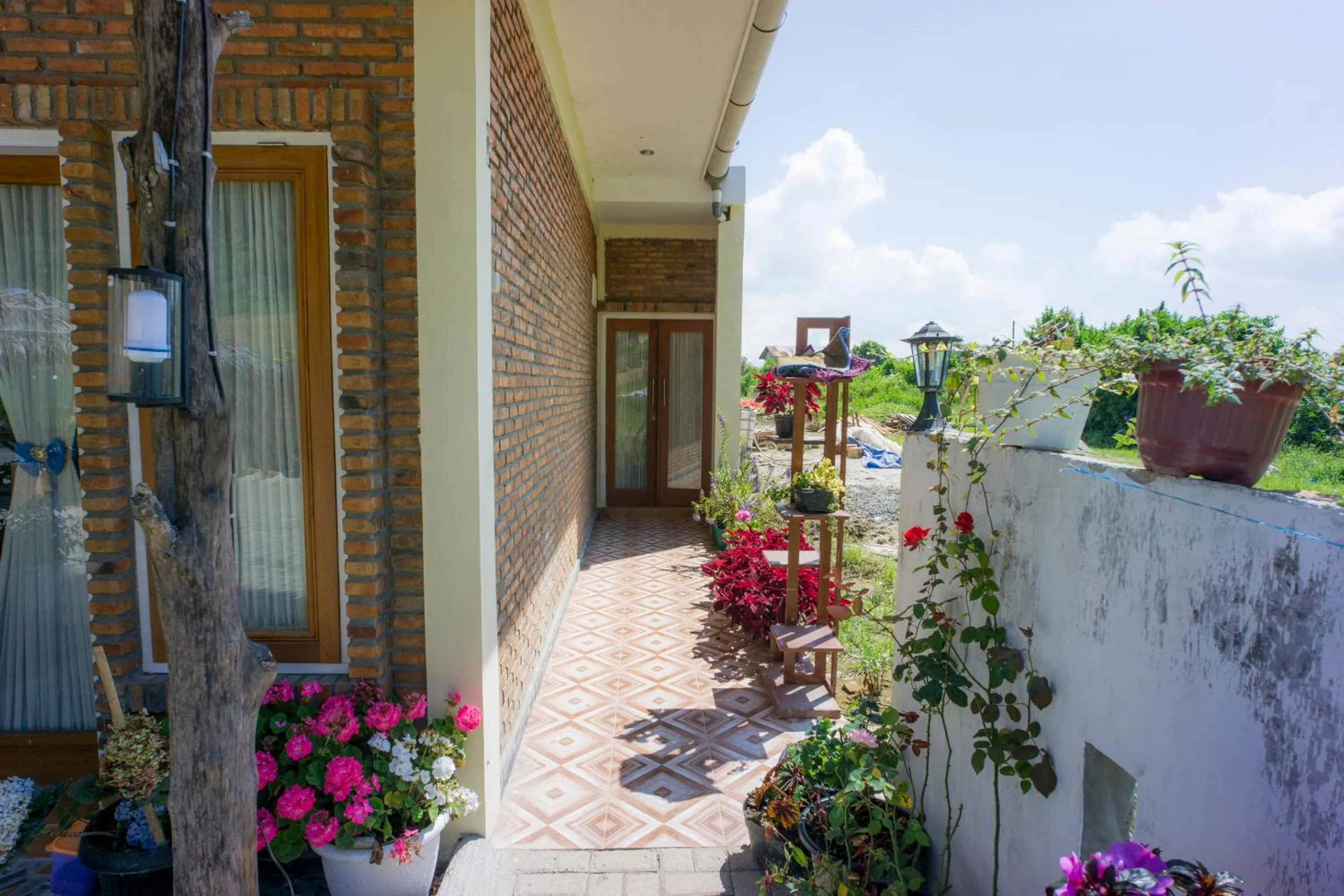 Area and facilities in Super OYO 1696 Sapo Rumbia