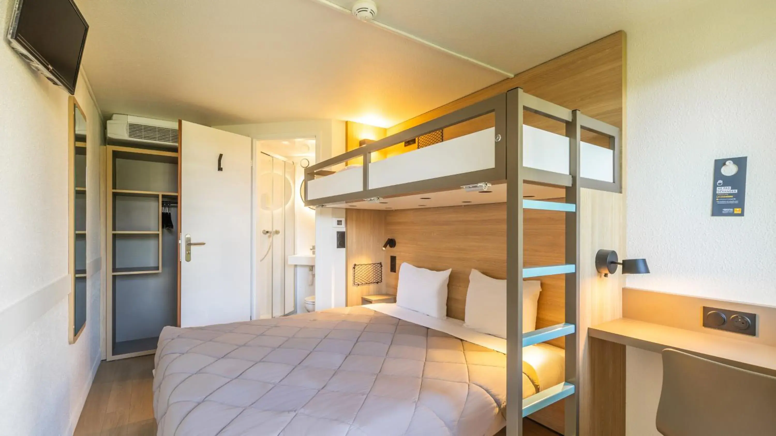 Standard Queen Room with One Bunk Bed in Premiere Classe Orleans Nord - Saran Standard Queen Room with One Bunk Bed in Premiere Classe Orleans Nord - Saran