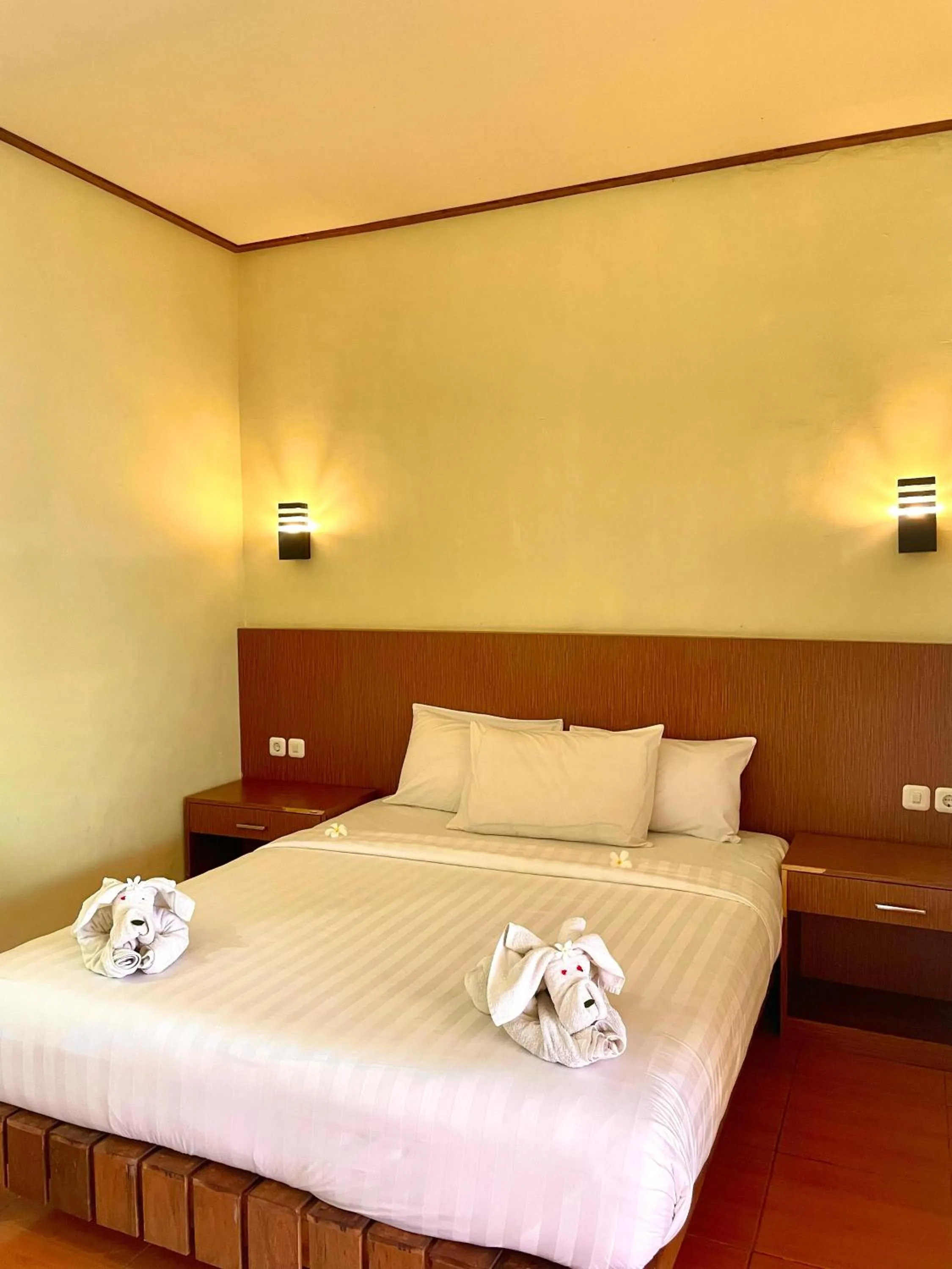 Property building, Bed in Wah Resort Gili Trawangan
