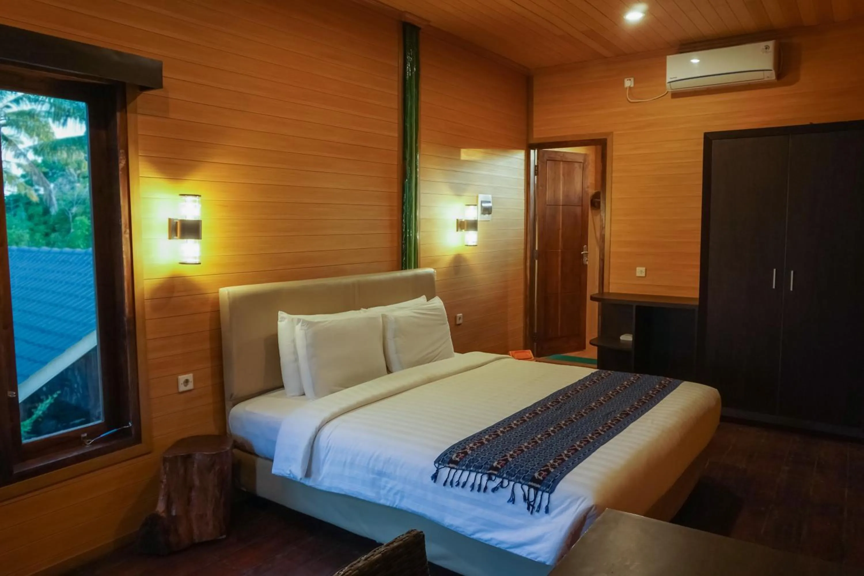 Photo of the whole room, Bed in Wah Resort Gili Trawangan