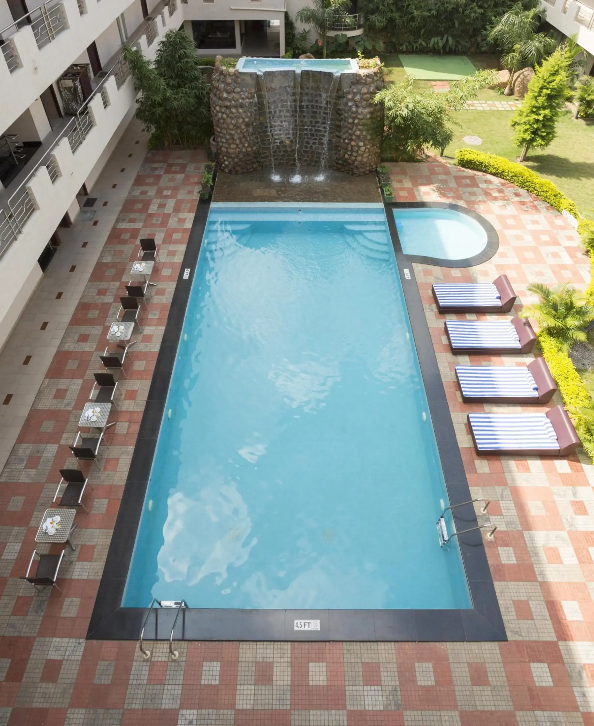Swimming pool in Sterling Yelagiri Swimming pool in Sterling Yelagiri