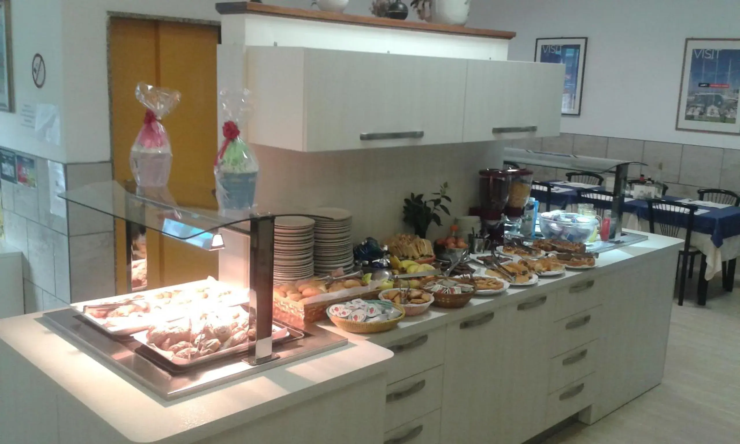 Buffet breakfast, Kitchen/Kitchenette in Hotel Aros