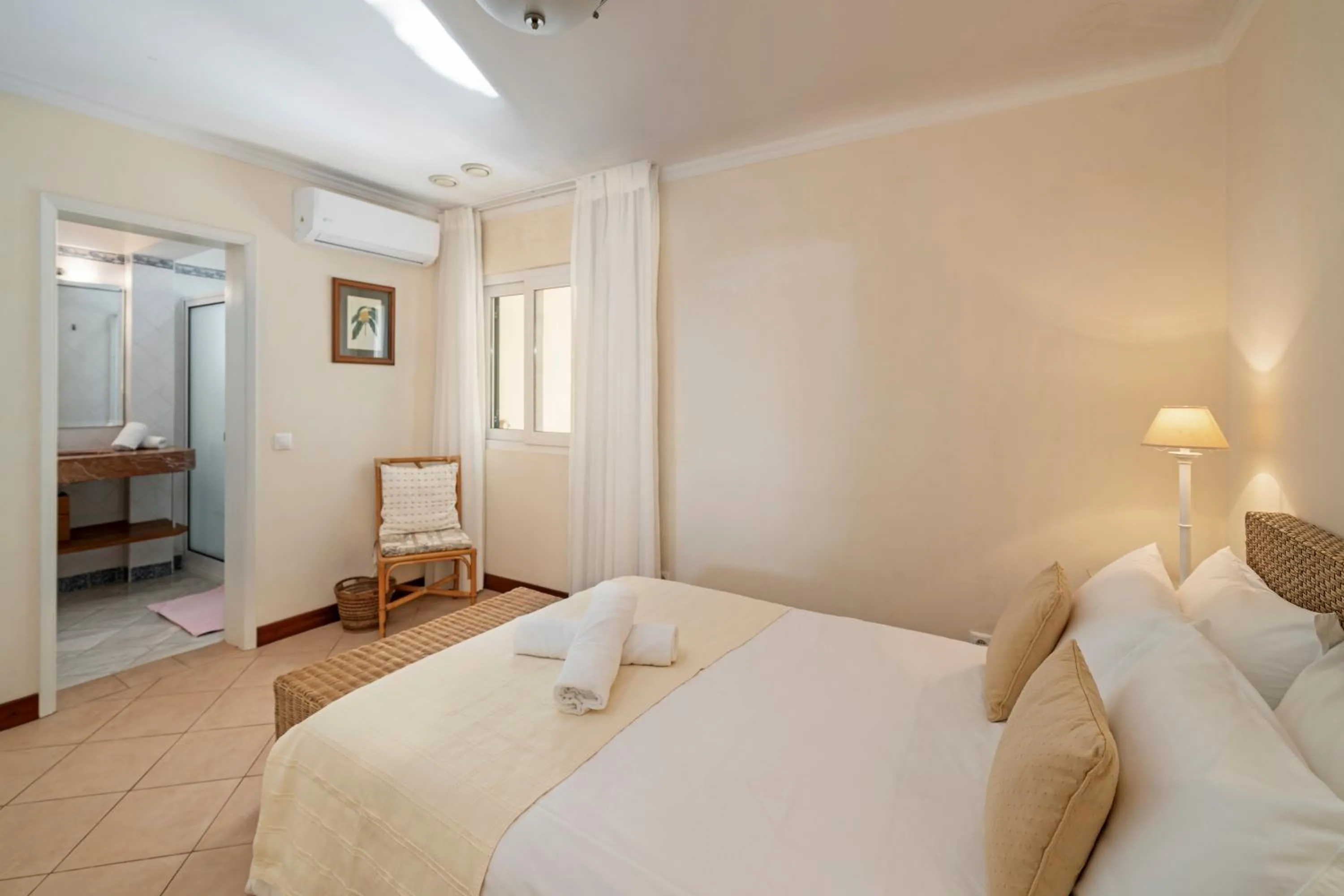 Photo of the whole room, Bed in Villa Albatroz