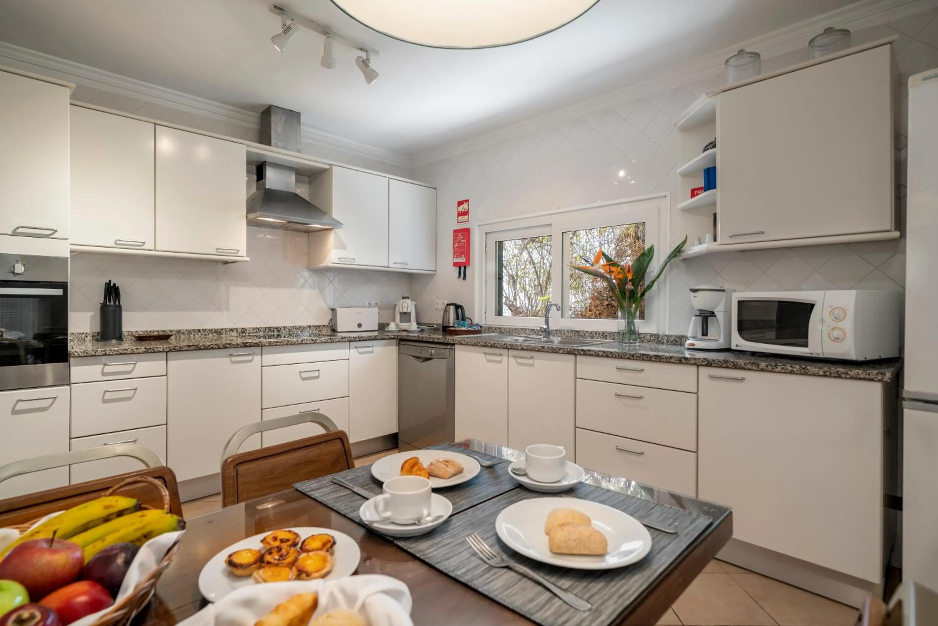 Kitchen or kitchenette in Villa Albatroz