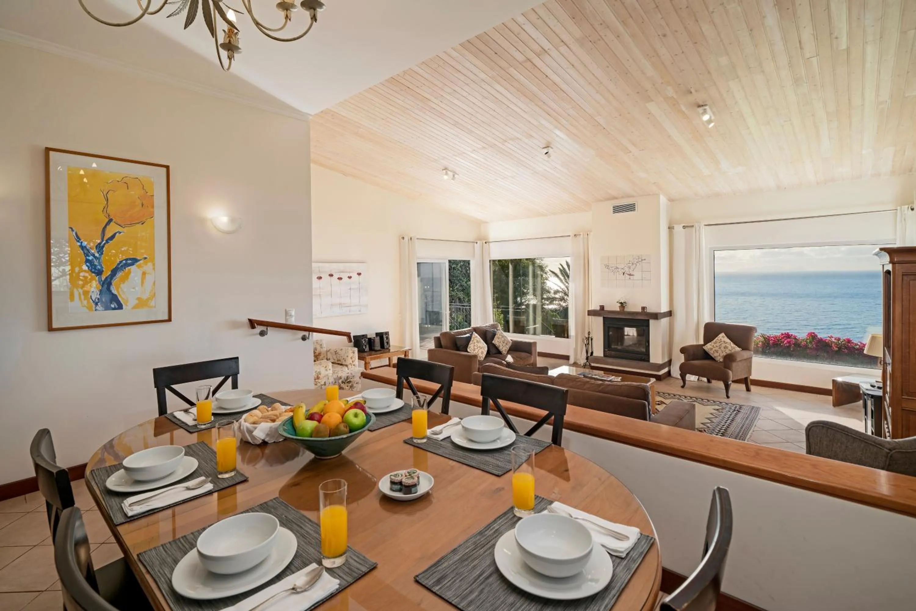 Dining area in Villa Albatroz