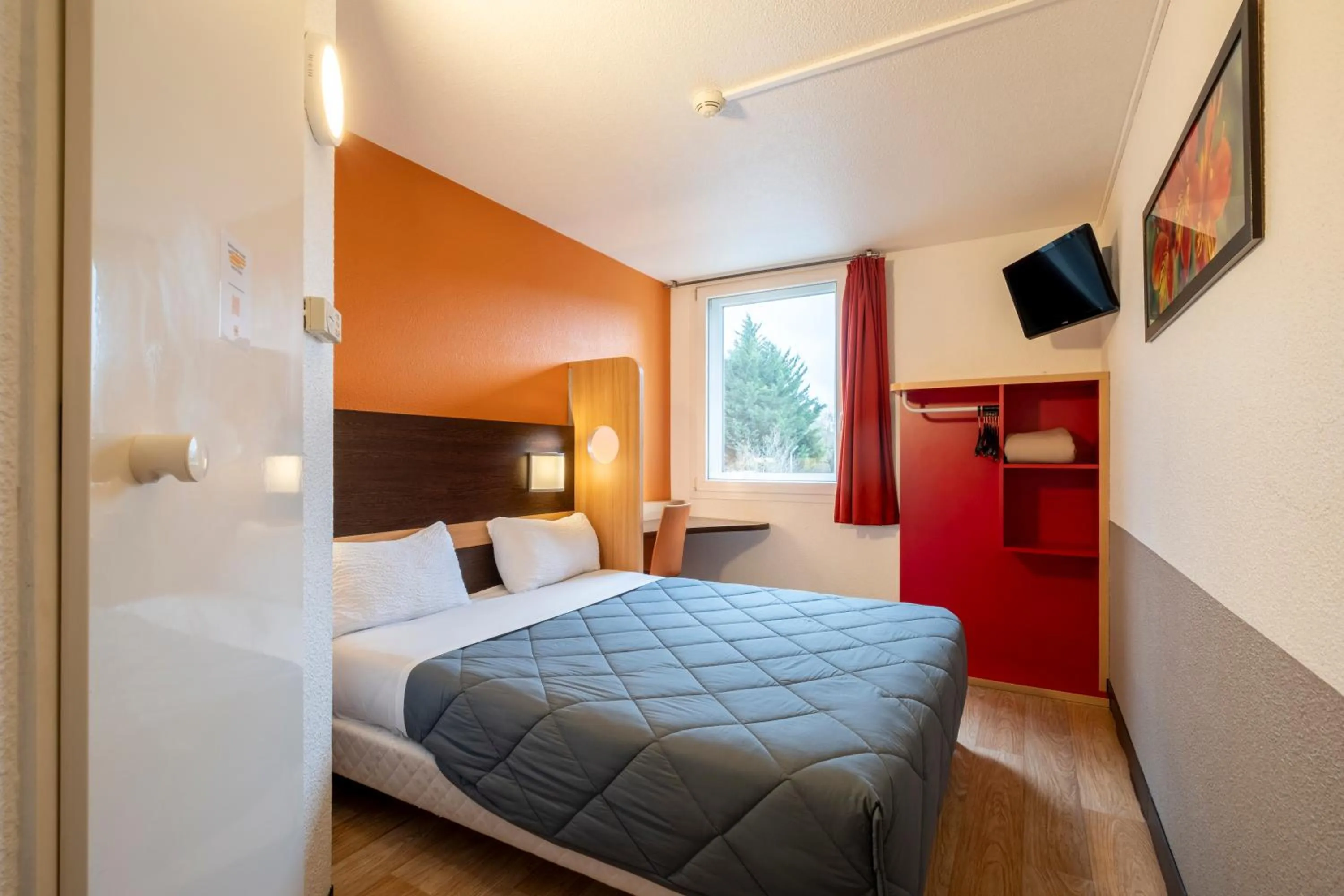 Bedroom, Bed in Premiere Classe Roissy Aéroport Charles De Gaulle