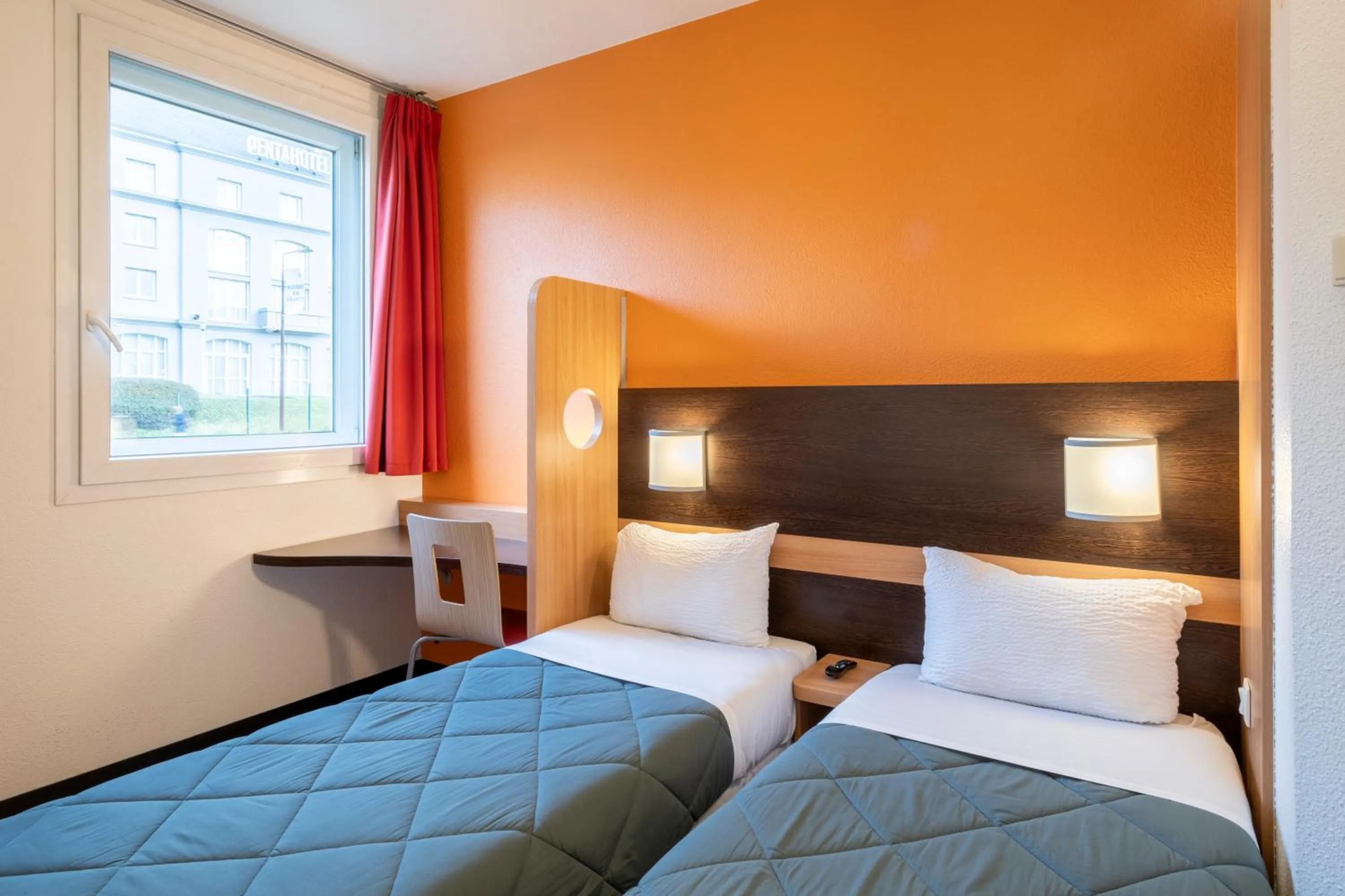 Bedroom, Bed in Premiere Classe Roissy Aéroport Charles De Gaulle