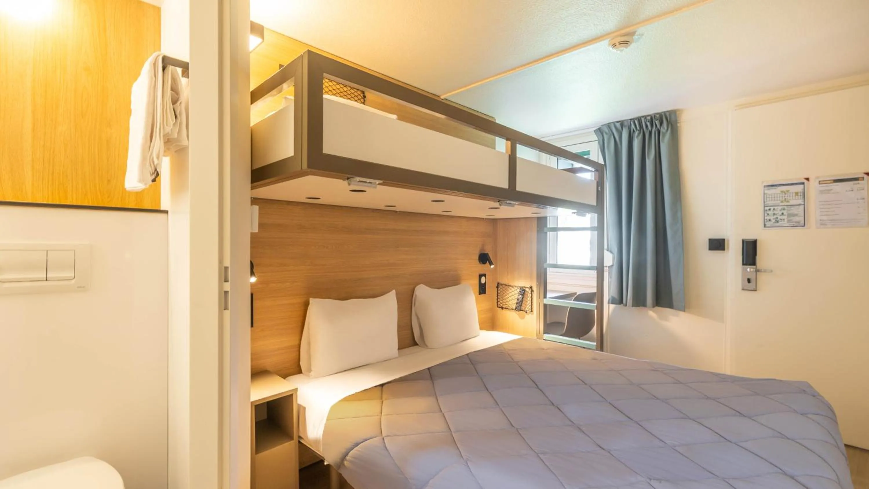 Photo of the whole room, Bed in Premiere Classe Versailles - Saint Cyr L'ecole