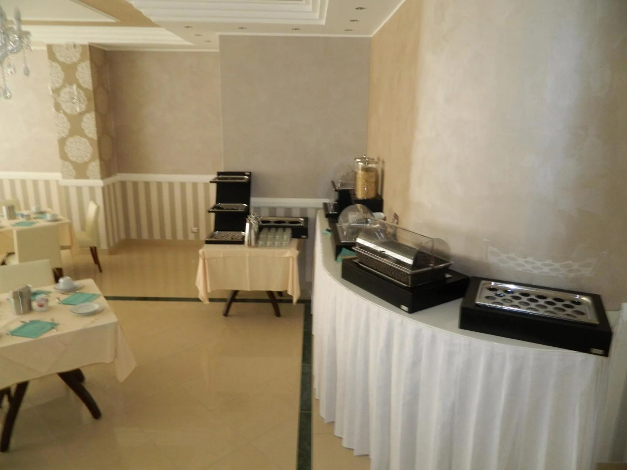 Restaurant/places to eat in Hotel Inn