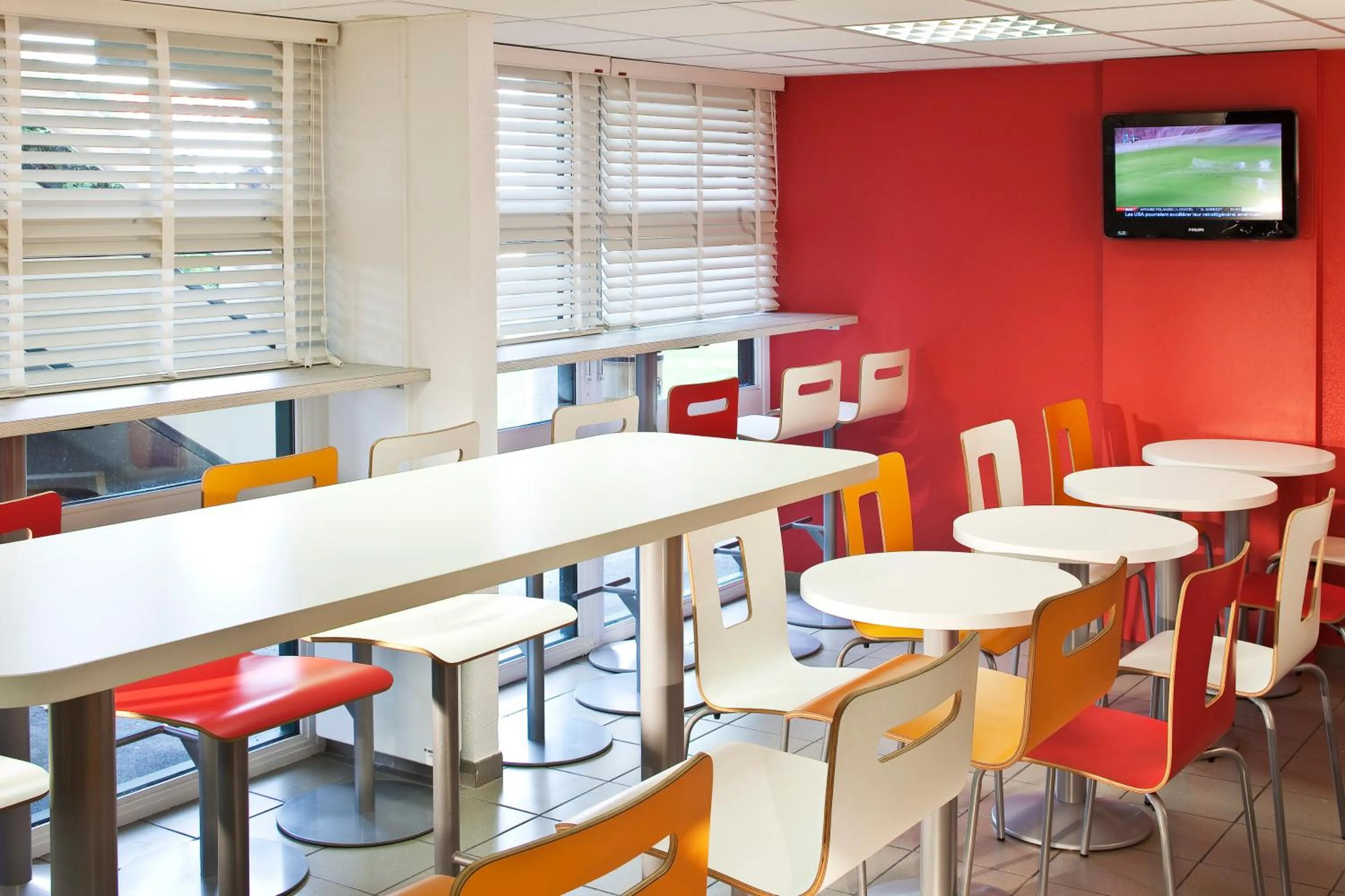 Restaurant/places to eat in Premiere Classe Valenciennes Ouest Petite Foret