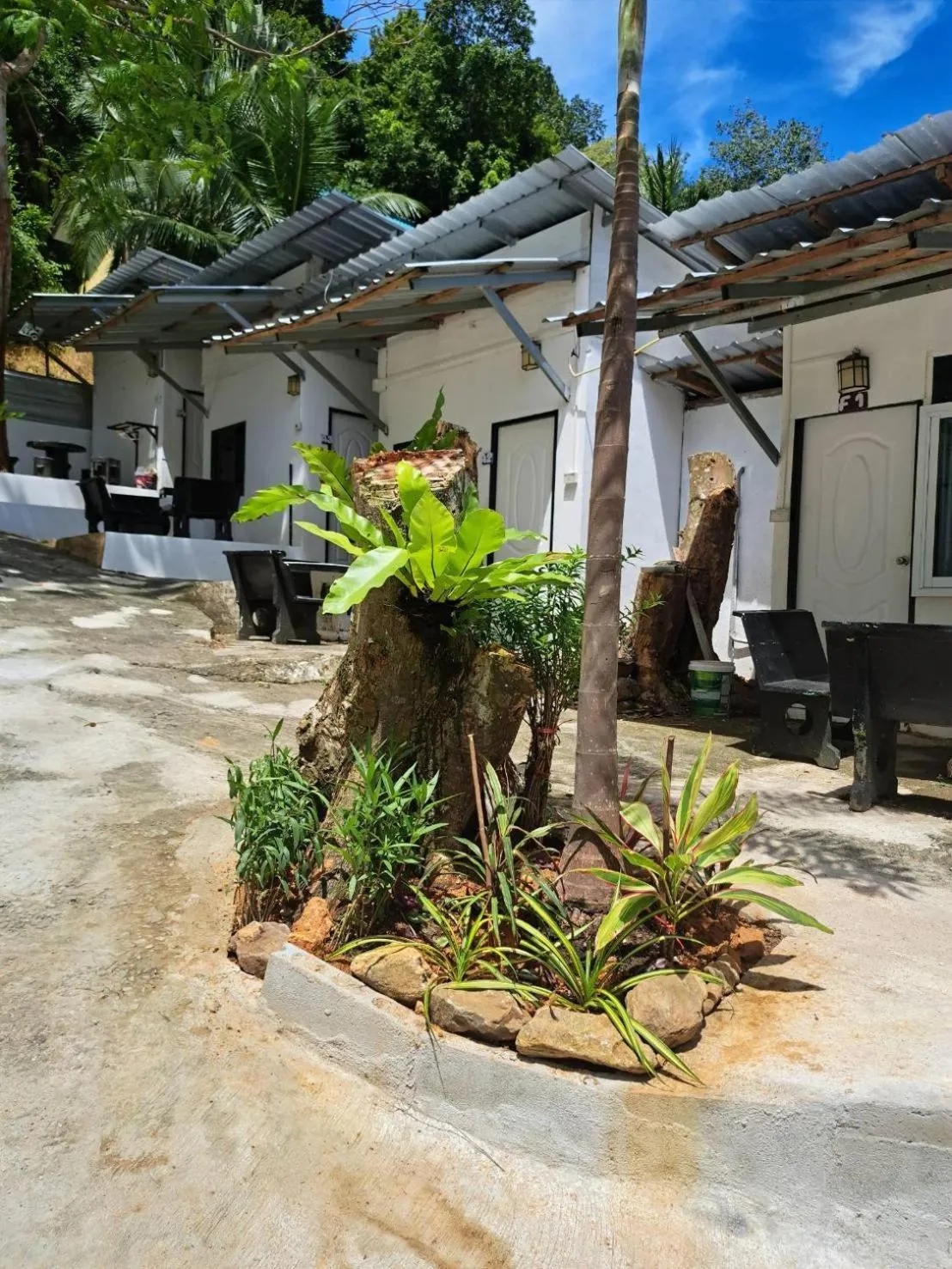 Property building in Tuk Tuk Guesthouse