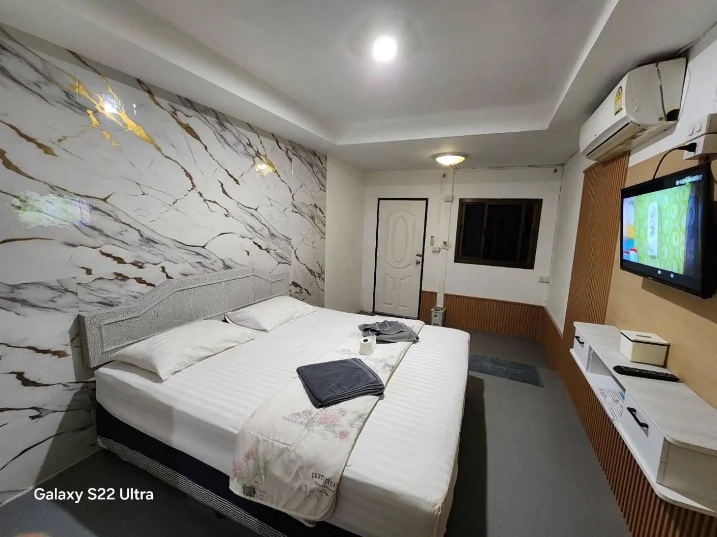 Bed in Tuk Tuk Guesthouse