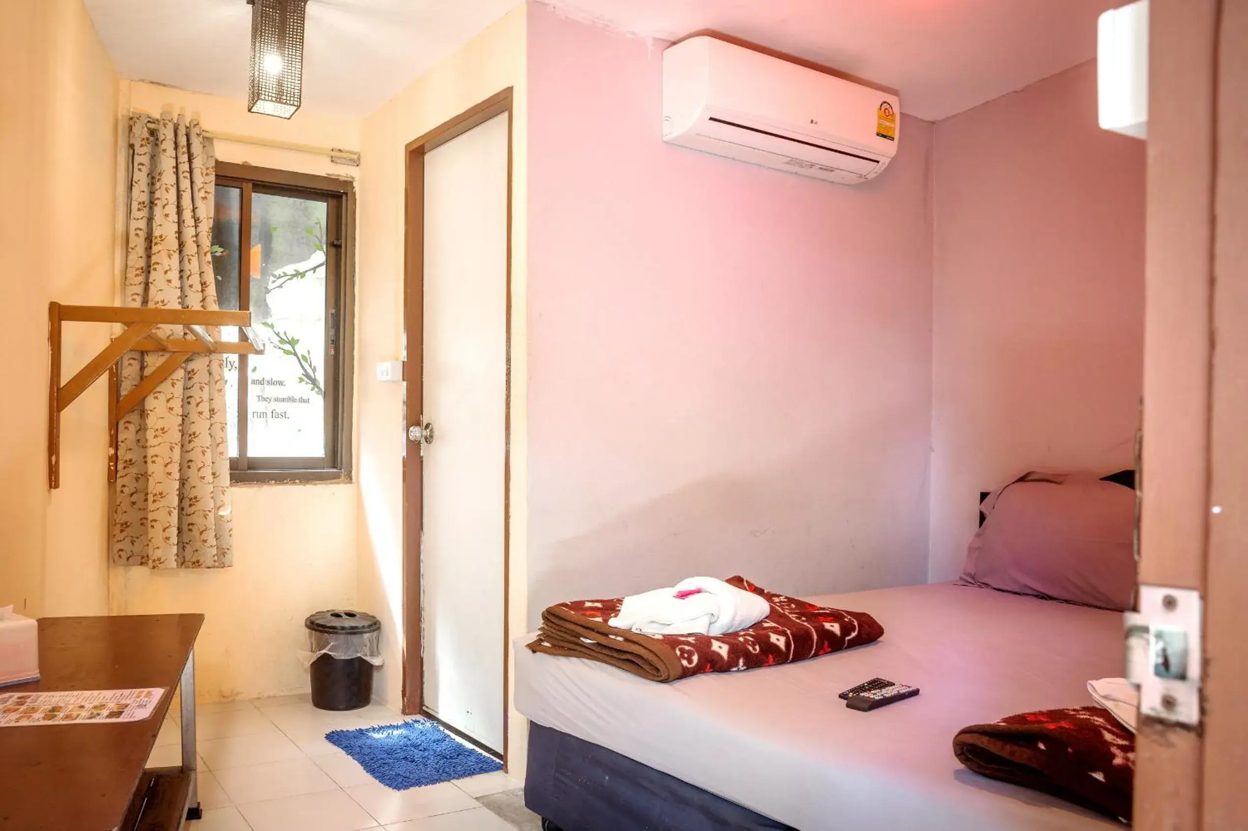 Basic Double Room in Tuk Tuk Guesthouse Basic Double Room in Tuk Tuk Guesthouse