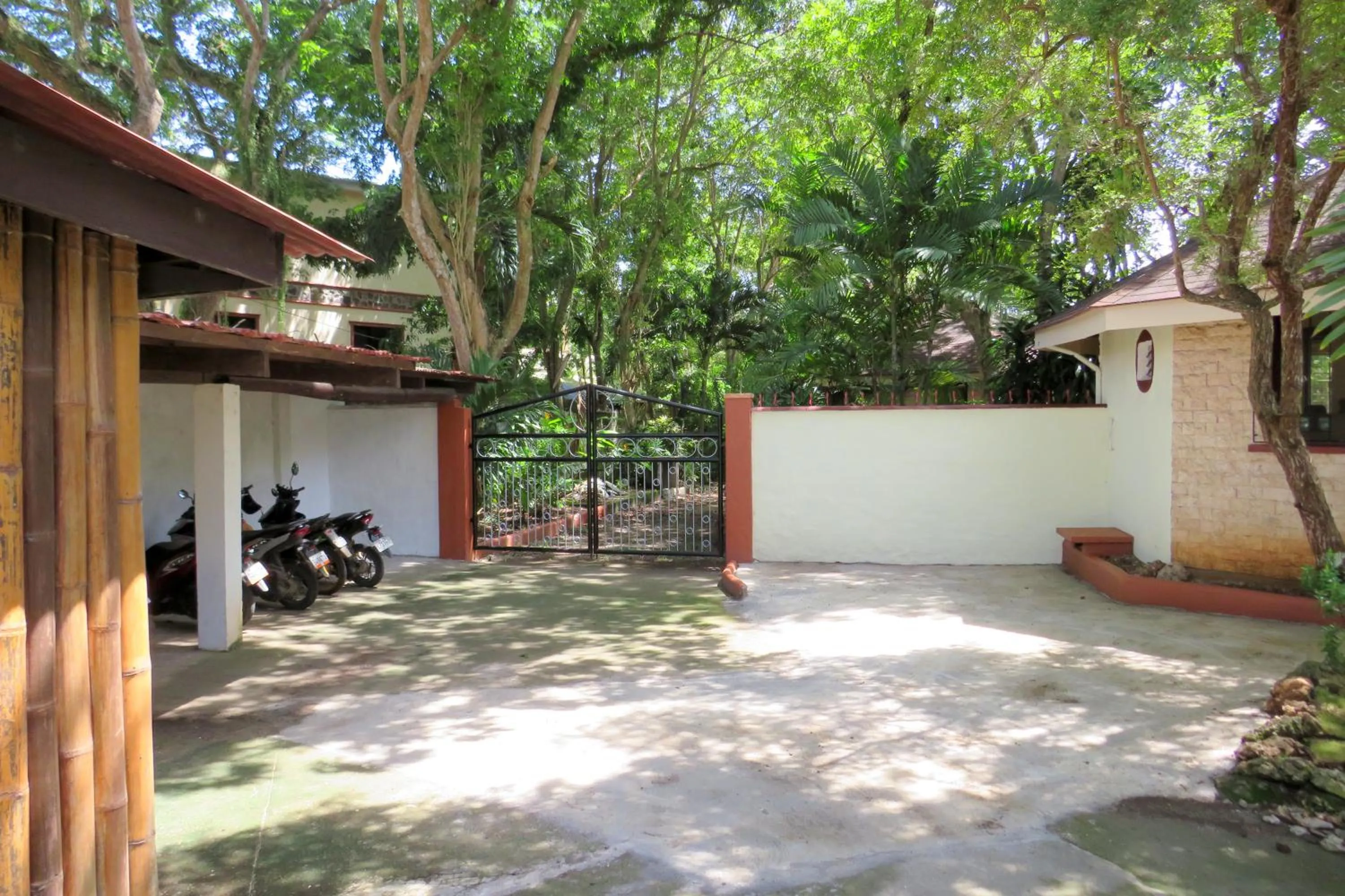 Parking in ALONALAND RESORT